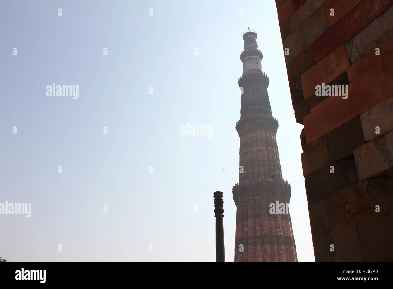 Qutub Minar con colonna di ferro Foto Stock