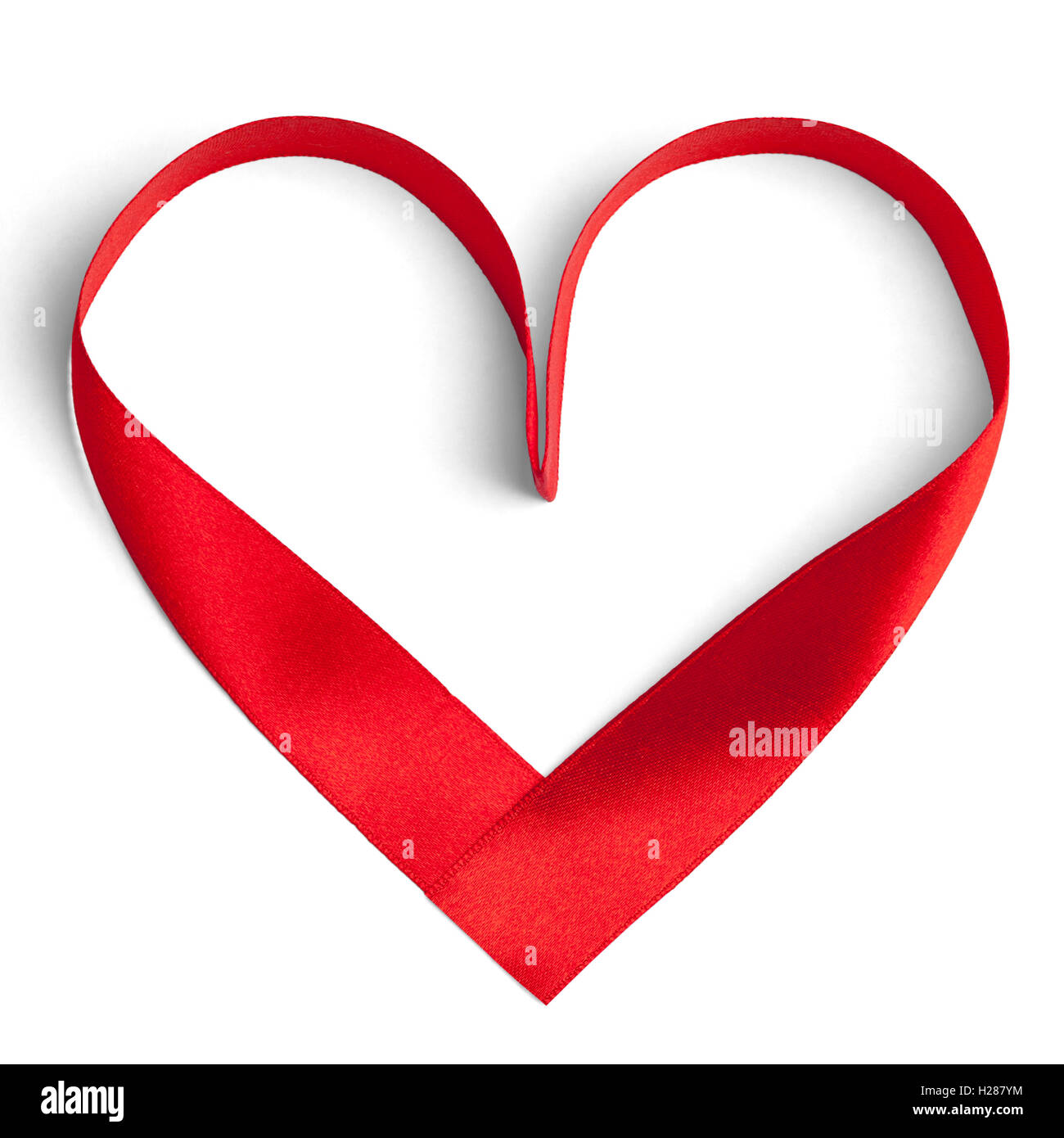 Nastro rosso a forma di cuore isolato su bianco Foto Stock