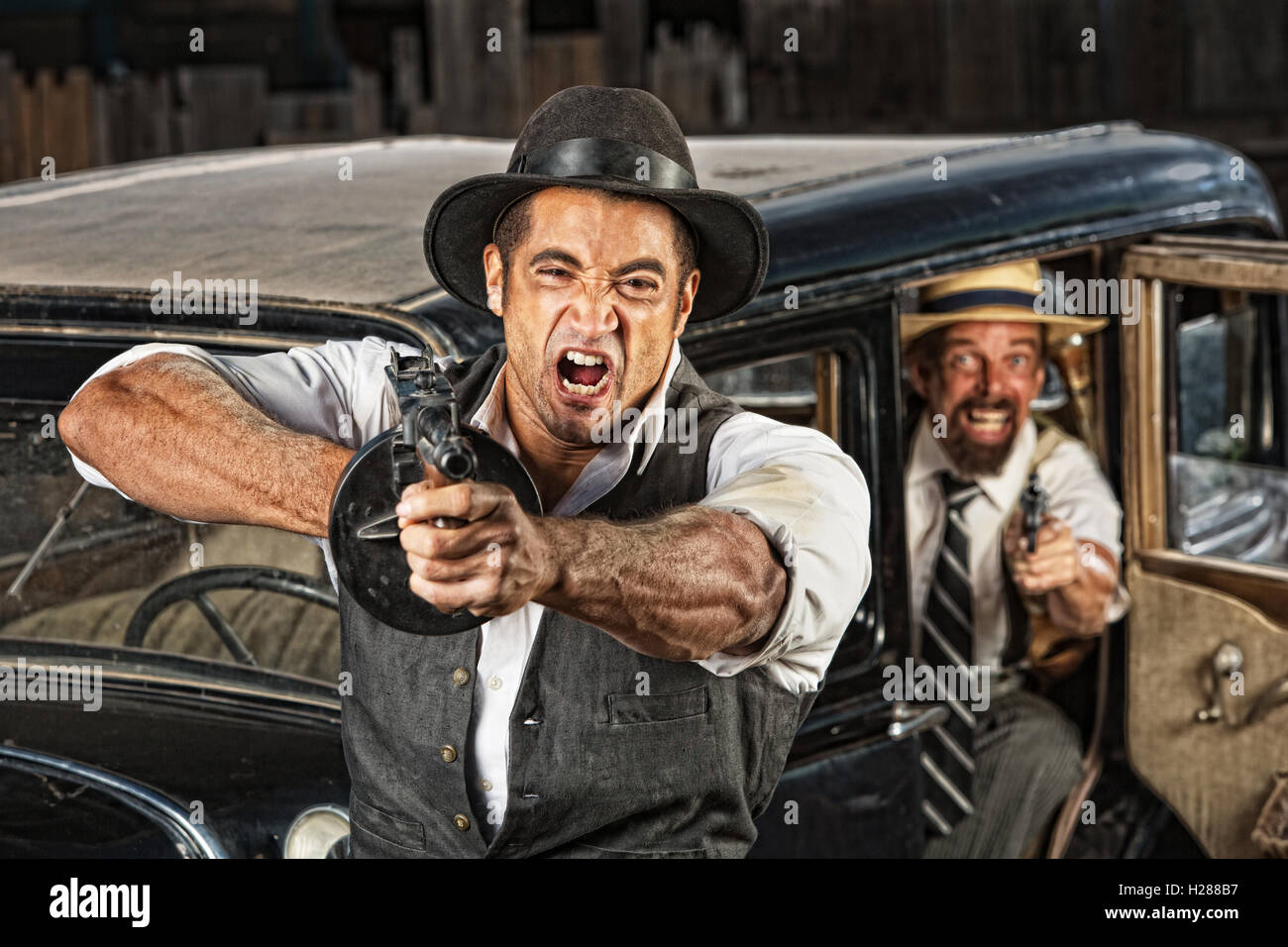 Arrabbiato Mobsters pistola di ripresa Foto Stock