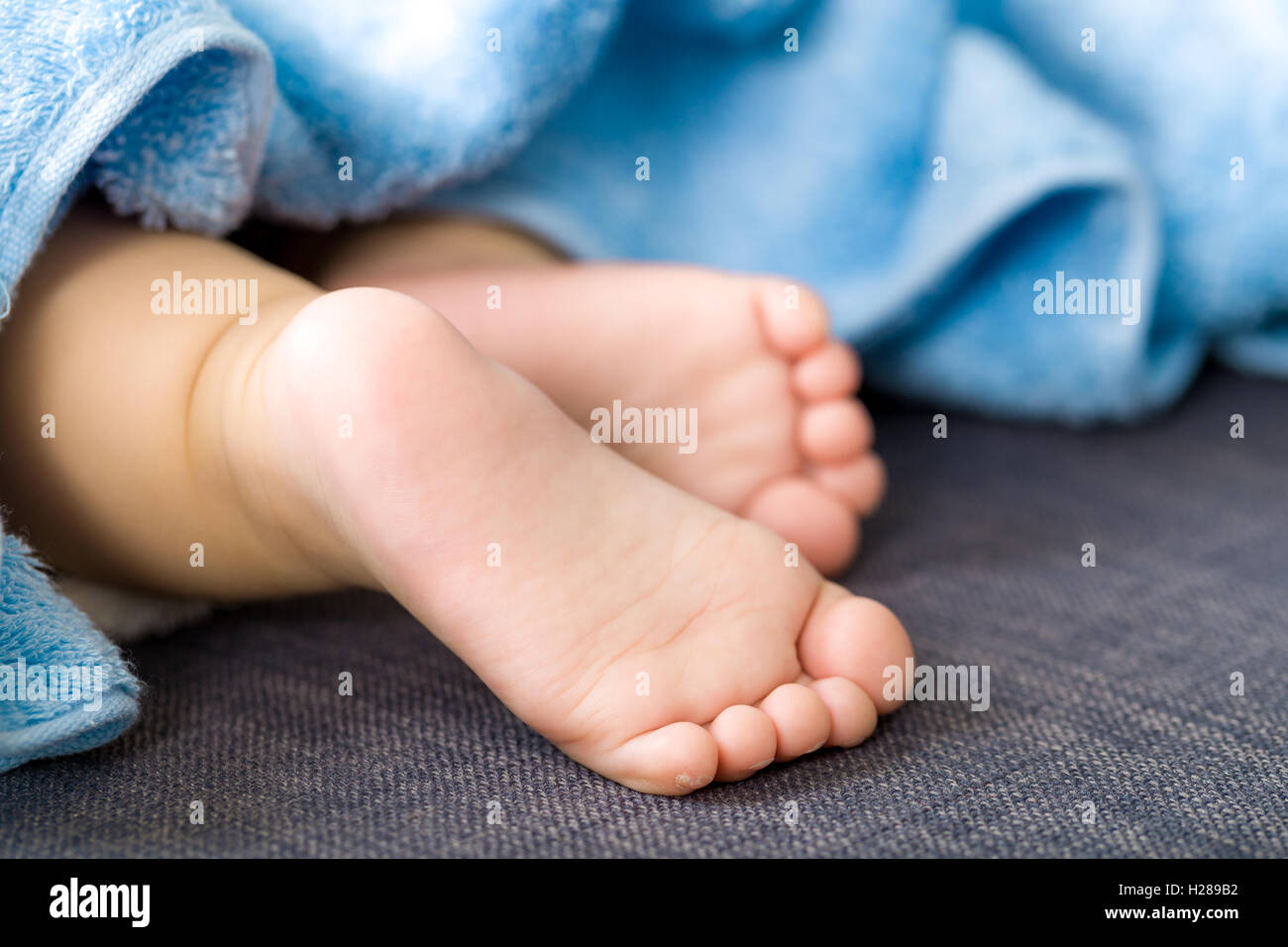 Piedi del bambino con asciugamano Foto Stock