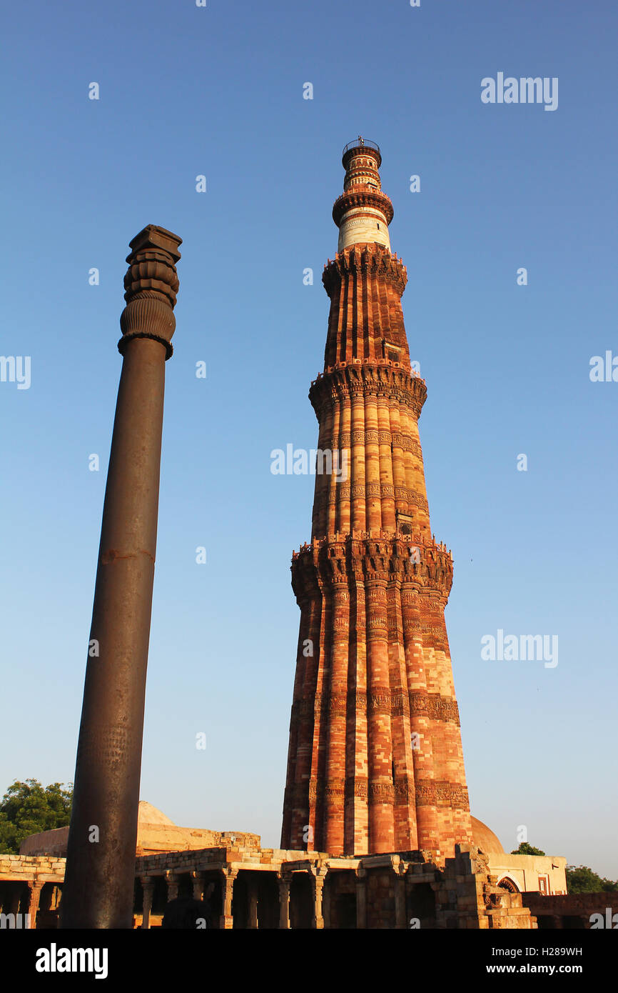Qutub Minar con colonna di ferro Foto Stock