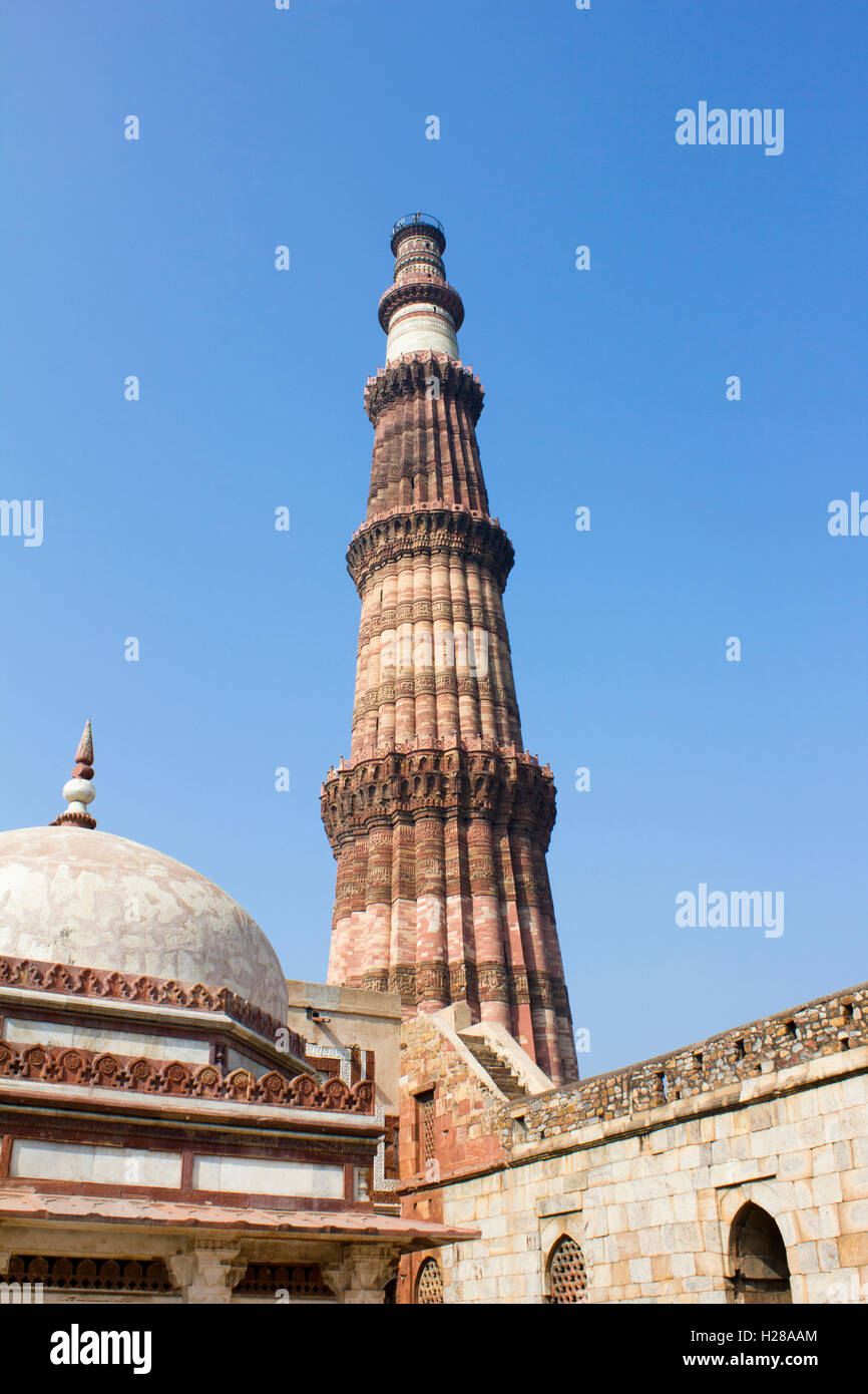 Qutub Minar con tomba Foto Stock