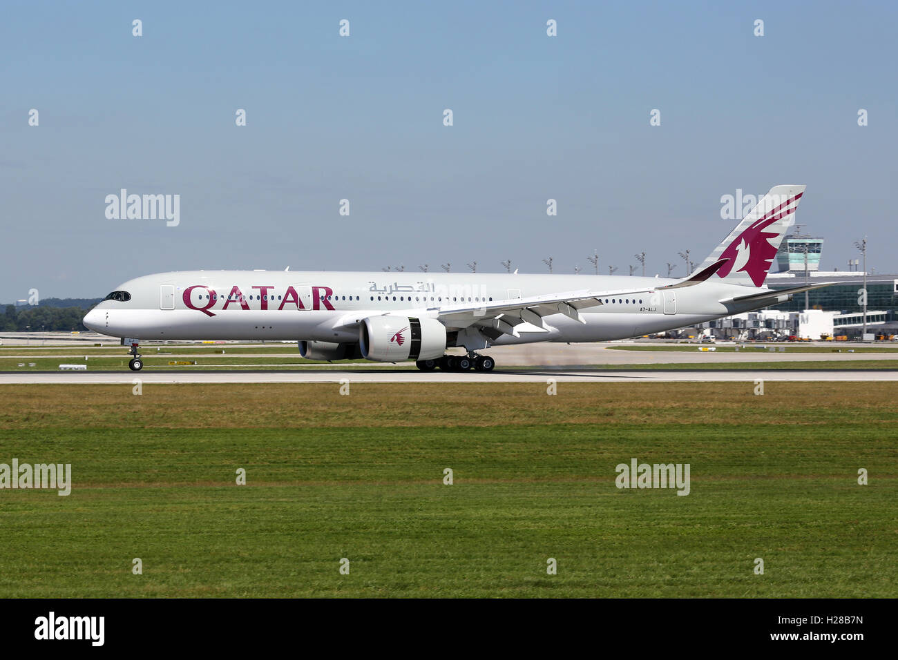 Monaco di Baviera, Germania - 8 Agosto 2016: di Qatar Airways Airbus A350-900 con la registrazione A7-ALJ atterraggio all'aeroporto di Monaco (MUC) ho Foto Stock