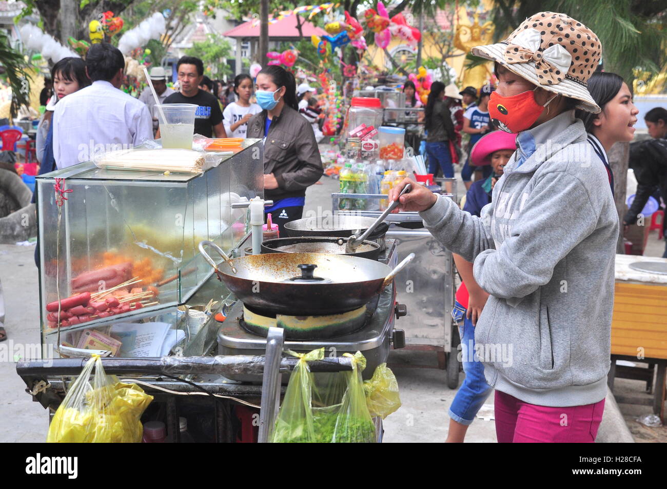 Cam Ranh, Vietnam - Febbraio 9, 2016: cibo di strada sono fornitori di servire le persone nel nuovo anno lunare in Vietnam Foto Stock