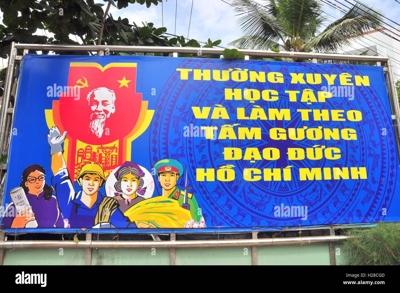 Nha Trang, Vietnam - Febbraio 5, 2016: un poster di propaganda che significa imitare Zio Ho la moralità in Vietnam regolarmente. Foto Stock