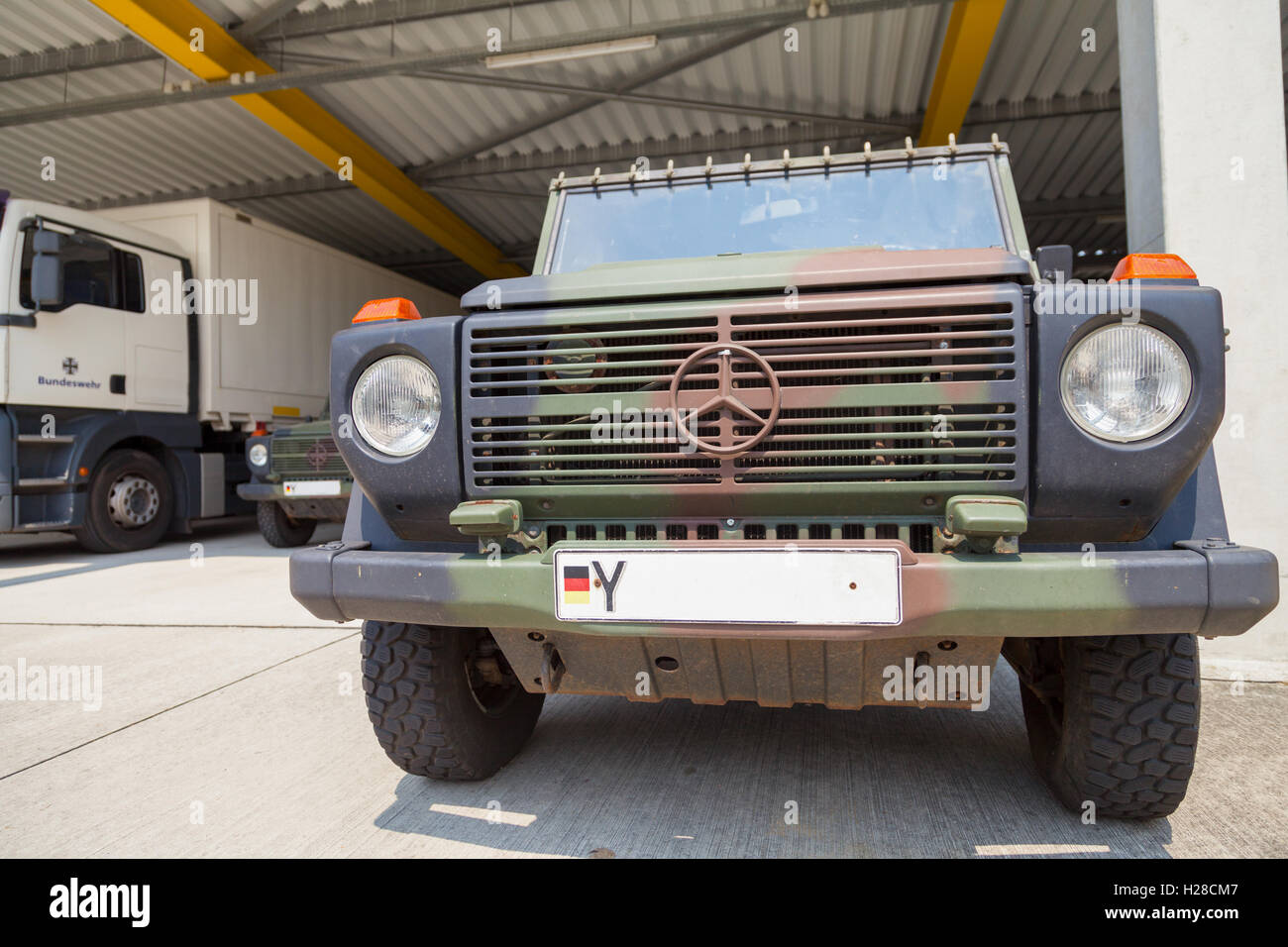 BURG / Germania - 25 giugno : tedesco mercedes benz Wolf, sorge sotto tetto militare su open day in barrack burg / Germania in giugno Foto Stock