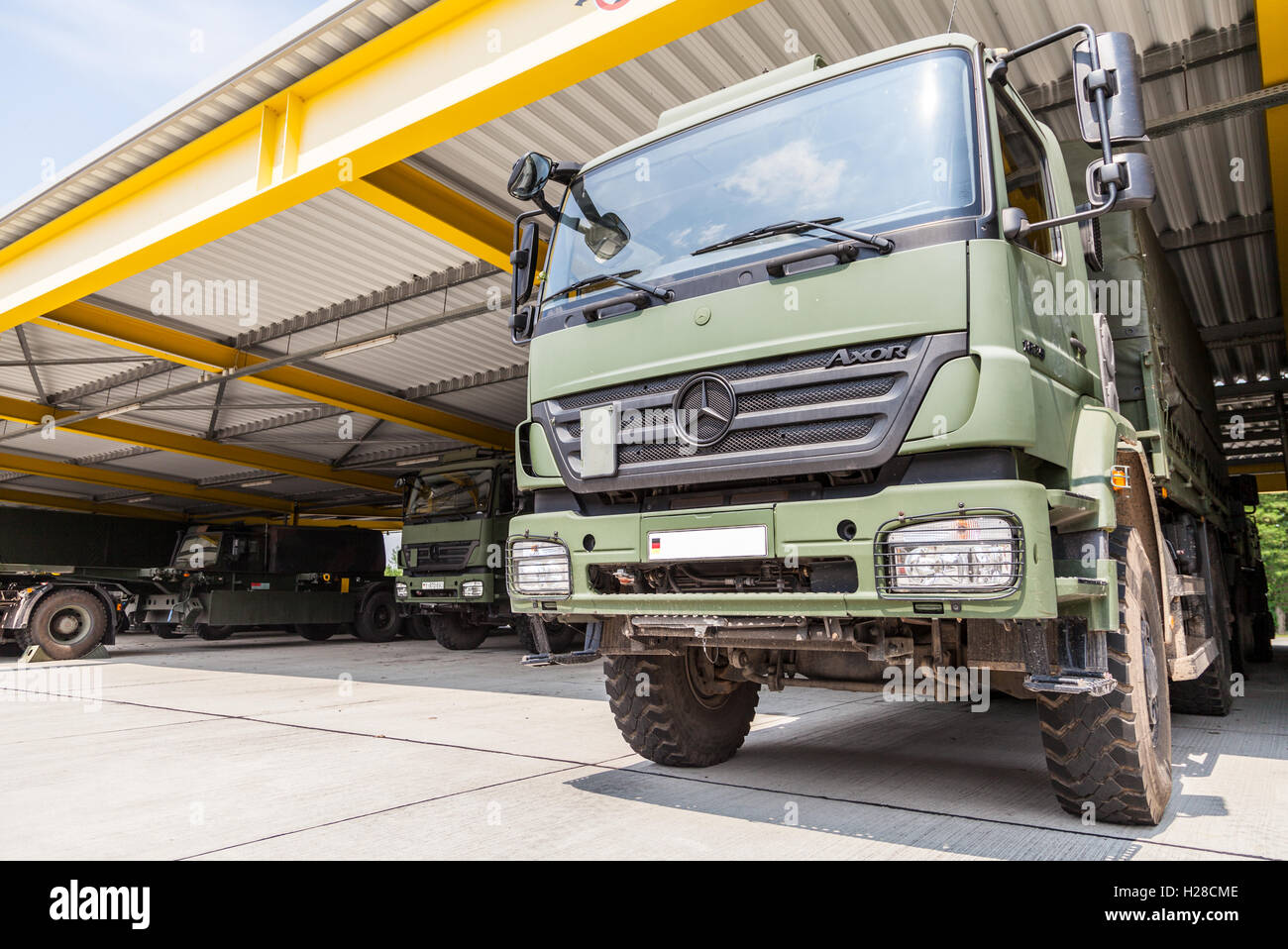 BURG / Germania - 25 giugno : tedesco mercedes benz axor, sorge sotto tetto militare su open day in barrack burg / Germania in giugno Foto Stock