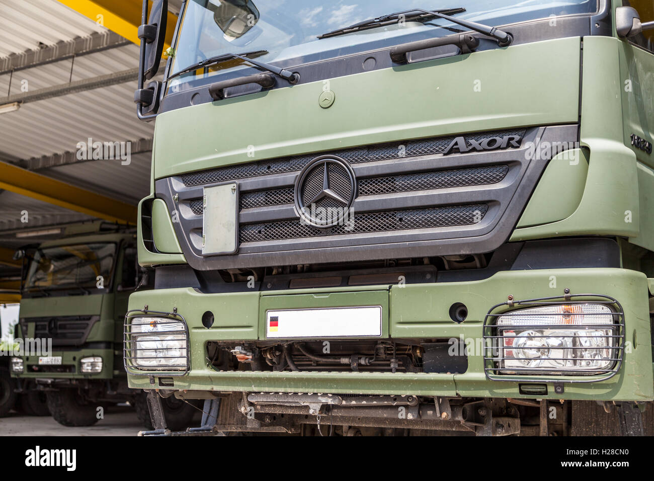 BURG / Germania - 25 giugno : tedesco mercedes benz axor, sorge sotto tetto militare su open day in barrack burg / Germania in giugno Foto Stock