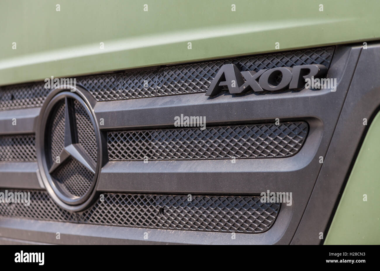 BURG / Germania - 25 giugno : tedesco mercedes benz axor, sorge sotto tetto militare su open day in barrack burg / Germania in giugno Foto Stock