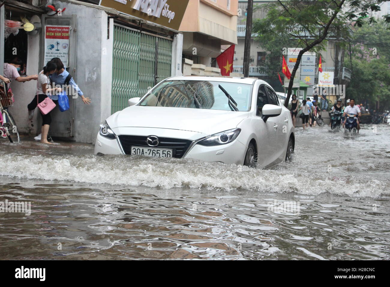 Hanoi, Vietnam - 25 Maggio 2016: un auto è la guida nel diluvio nel centro della città di Hanoi in Vietnam Foto Stock