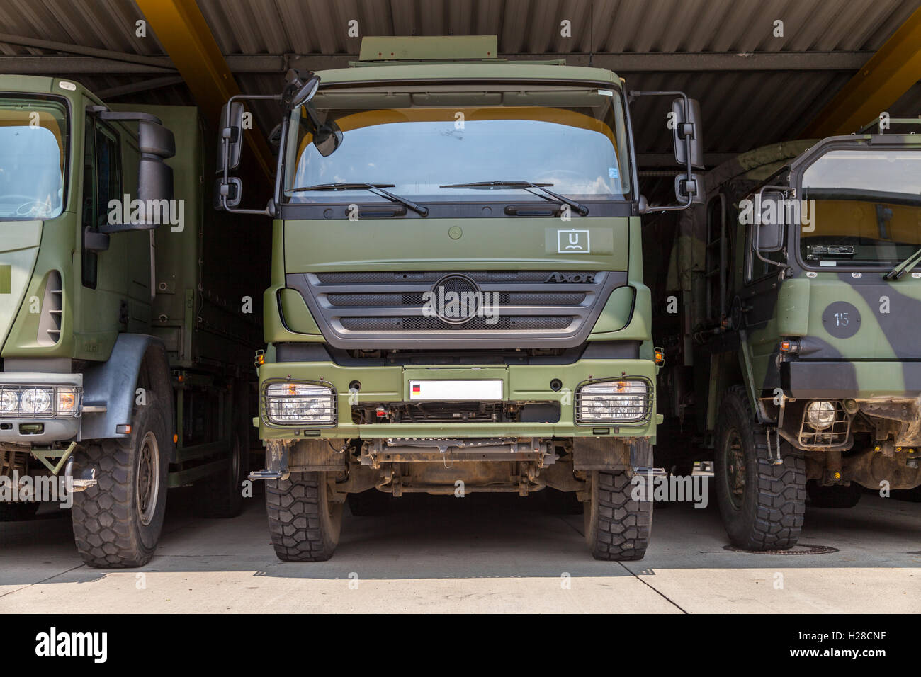 BURG / Germania - 25 giugno : tedesco camion militari dei cavalletti sotto tetto militare su open day in barrack burg / Germania a giugno 25, Foto Stock