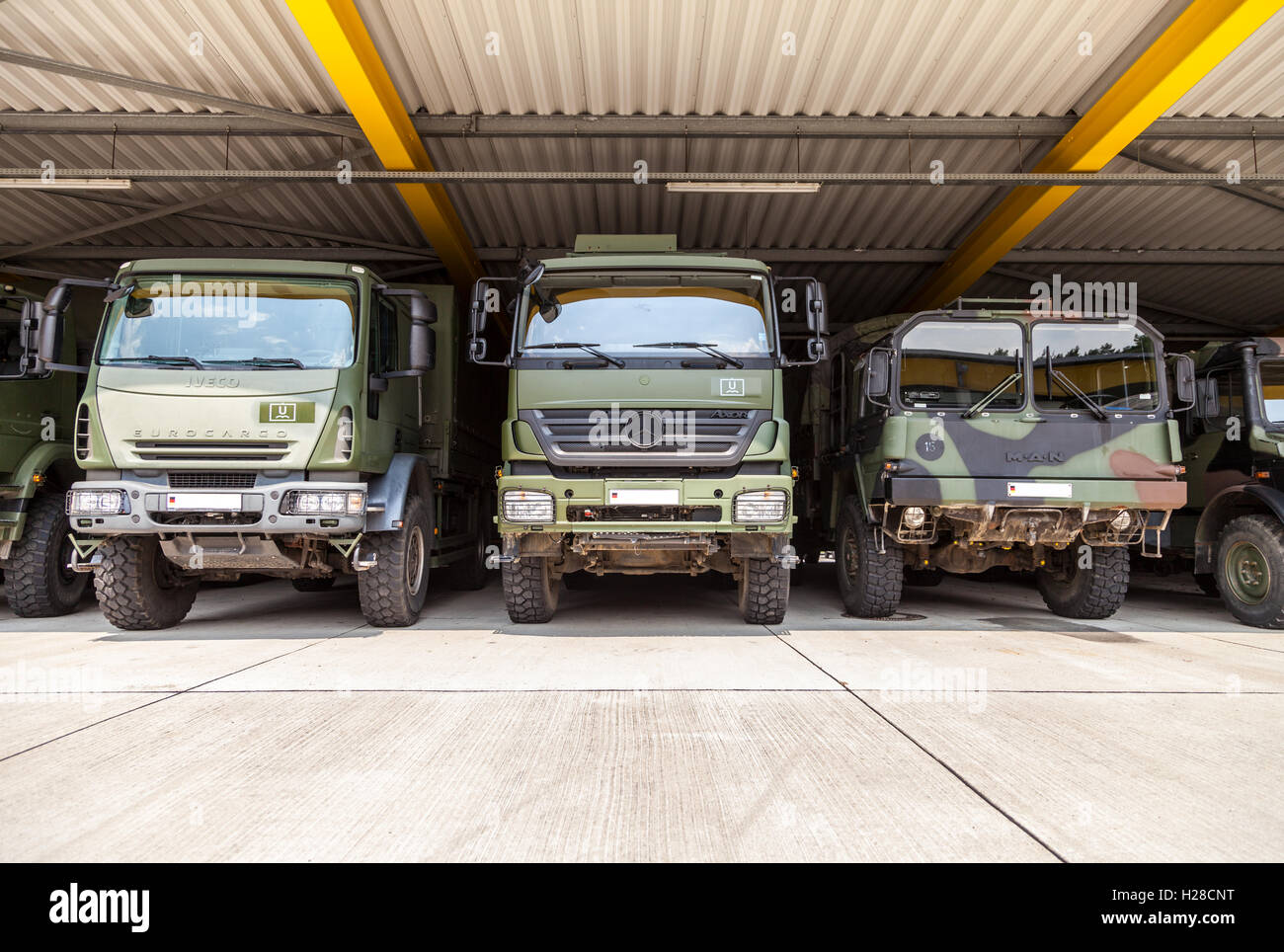 BURG / Germania - 25 giugno : tedesco camion militari dei cavalletti sotto tetto militare su open day in barrack burg / Germania a giugno 25, Foto Stock