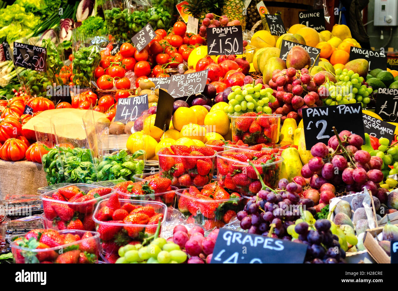 London , Regno Unito - Aprile 5, 2016: produrre sono in vendita in London Borough Market. Foto Stock