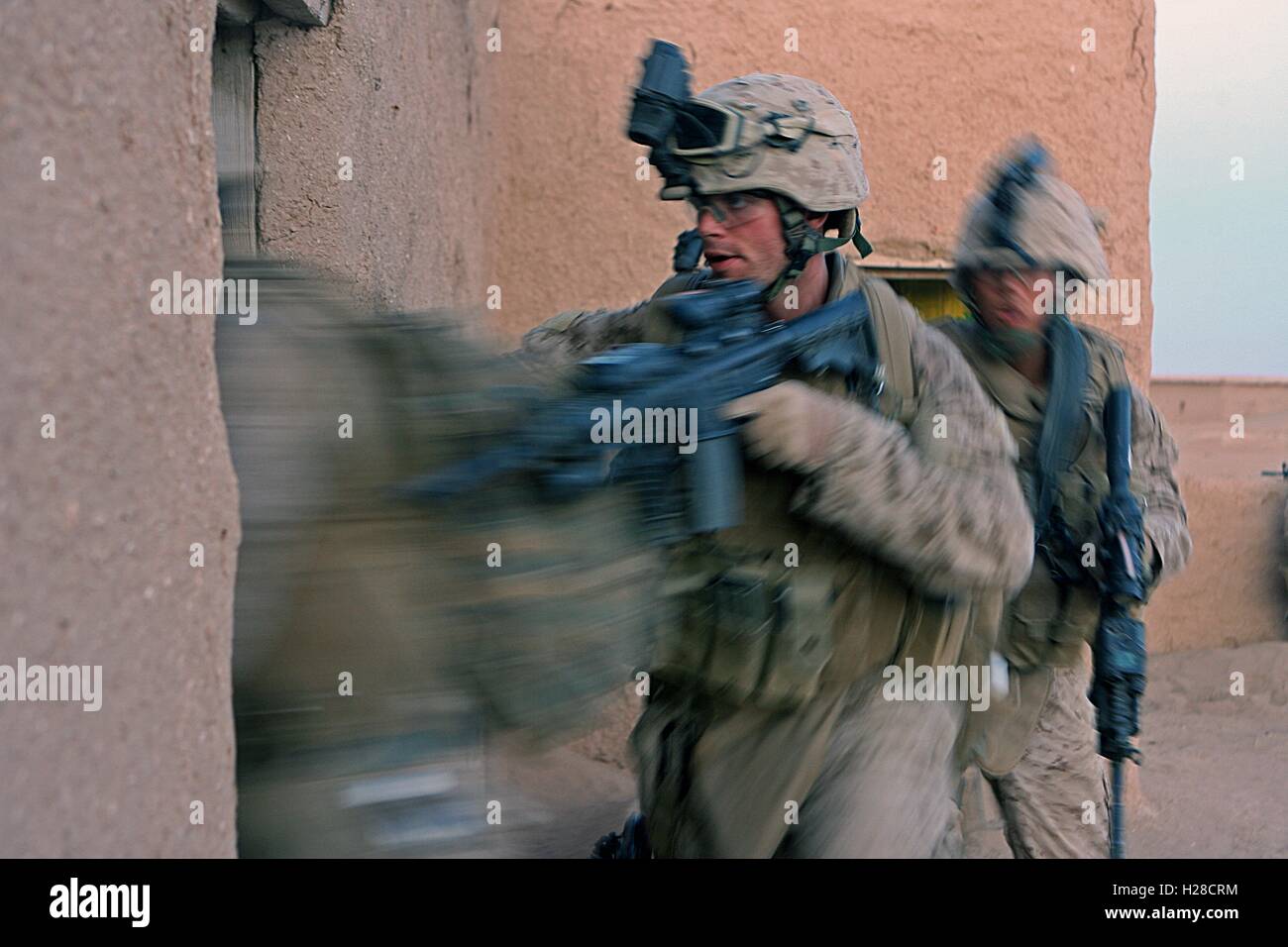 Stati Uniti Marines tempesta in un edificio durante un anti-insurrezione operazione di compensazione nei pressi di Camp Sinjar durante il funzionamento la sconfitta di Al Qaida Novembre 9, 2008 nella provincia Nineweh, Afghanistan. Foto Stock