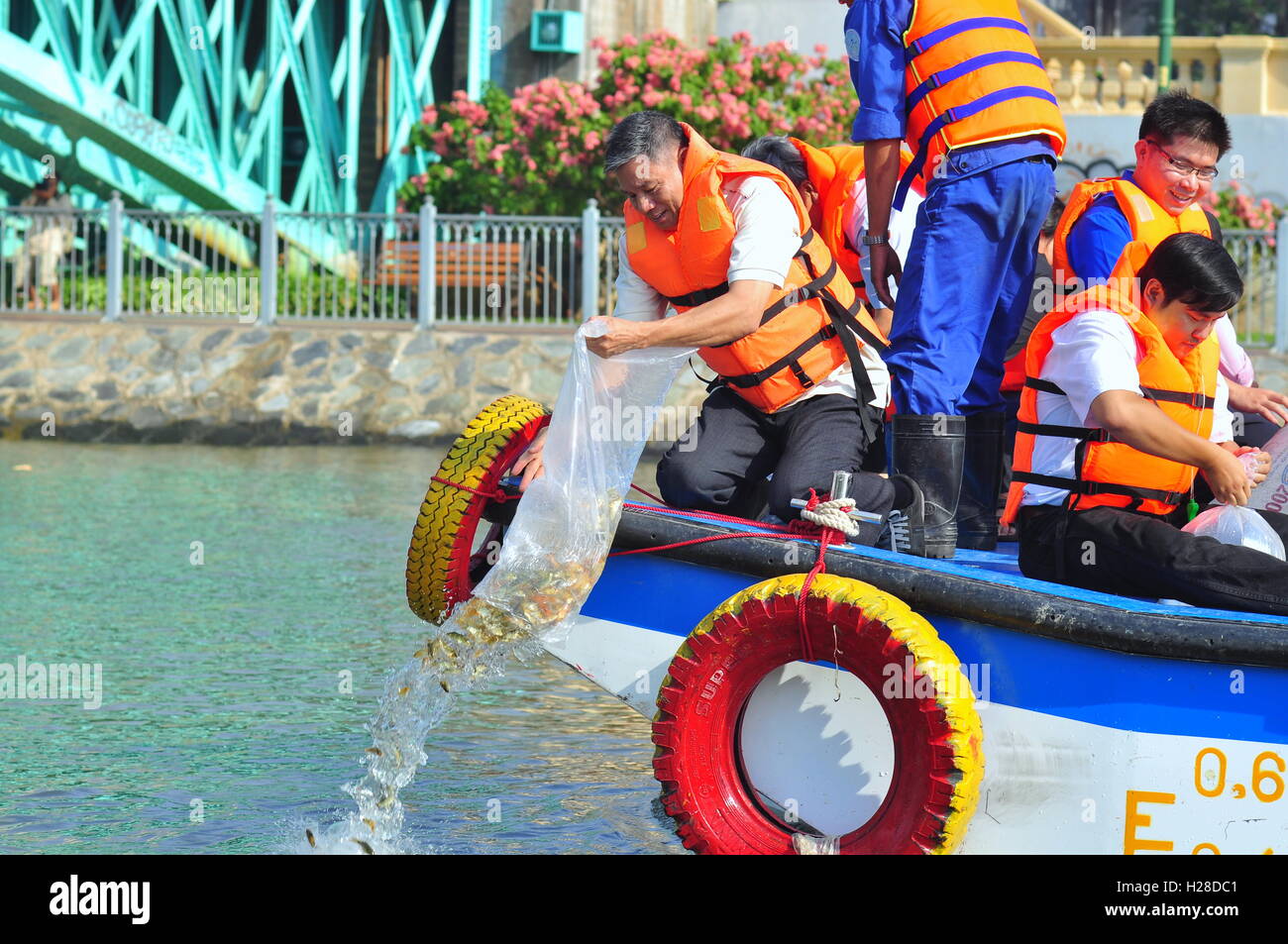 La città di Ho Chi Minh, Vietnam - Aprile 24, 2015: pesci sono conservati in sacchetti di plastica preparando per essere rilasciato nel fiume Saigon in Foto Stock