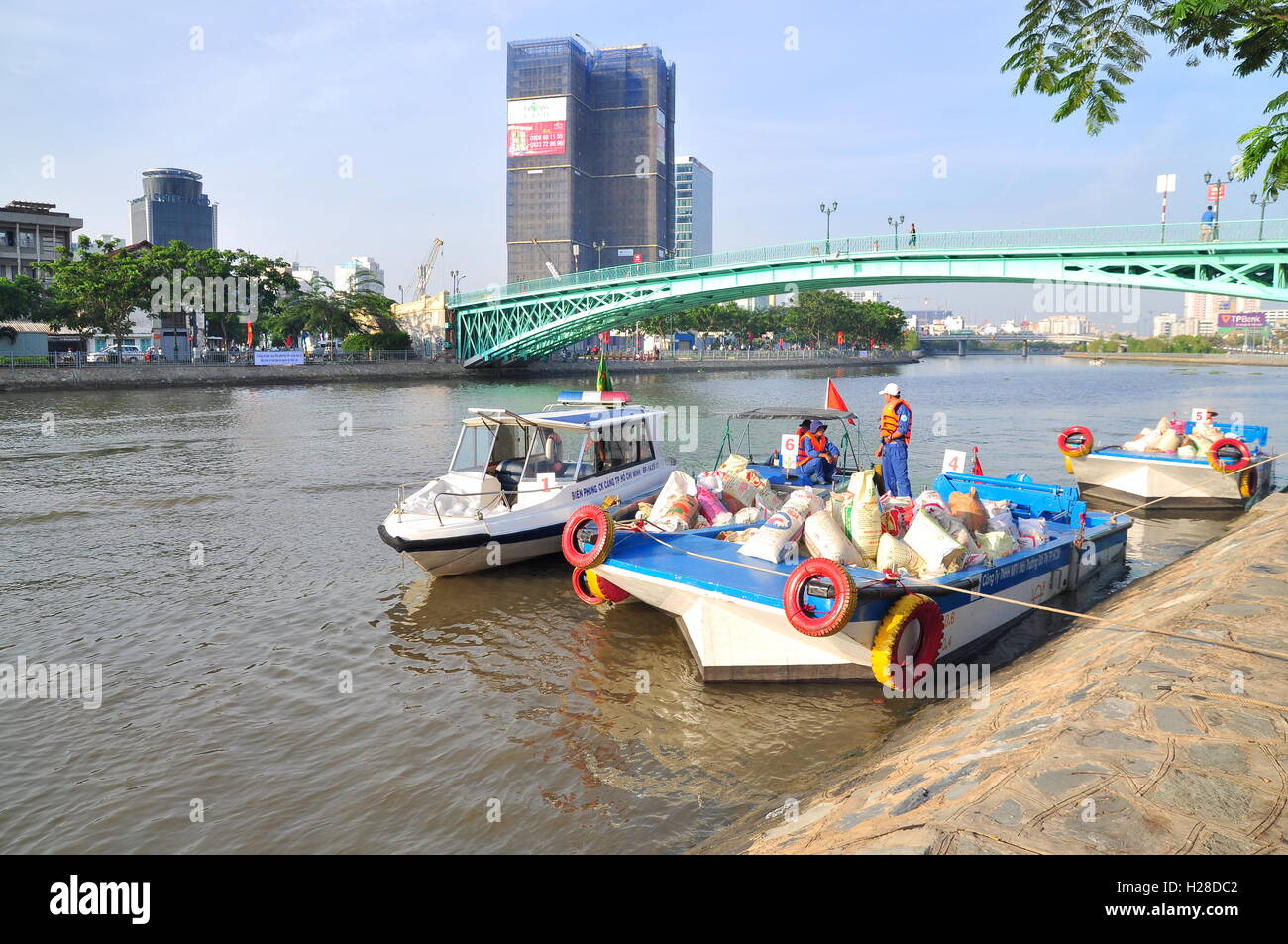 La città di Ho Chi Minh, Vietnam - Aprile 24, 2015: Preparazione per rilasciare i pesci nel fiume Saigon in nazionale per la pesca il giorno in vie Foto Stock