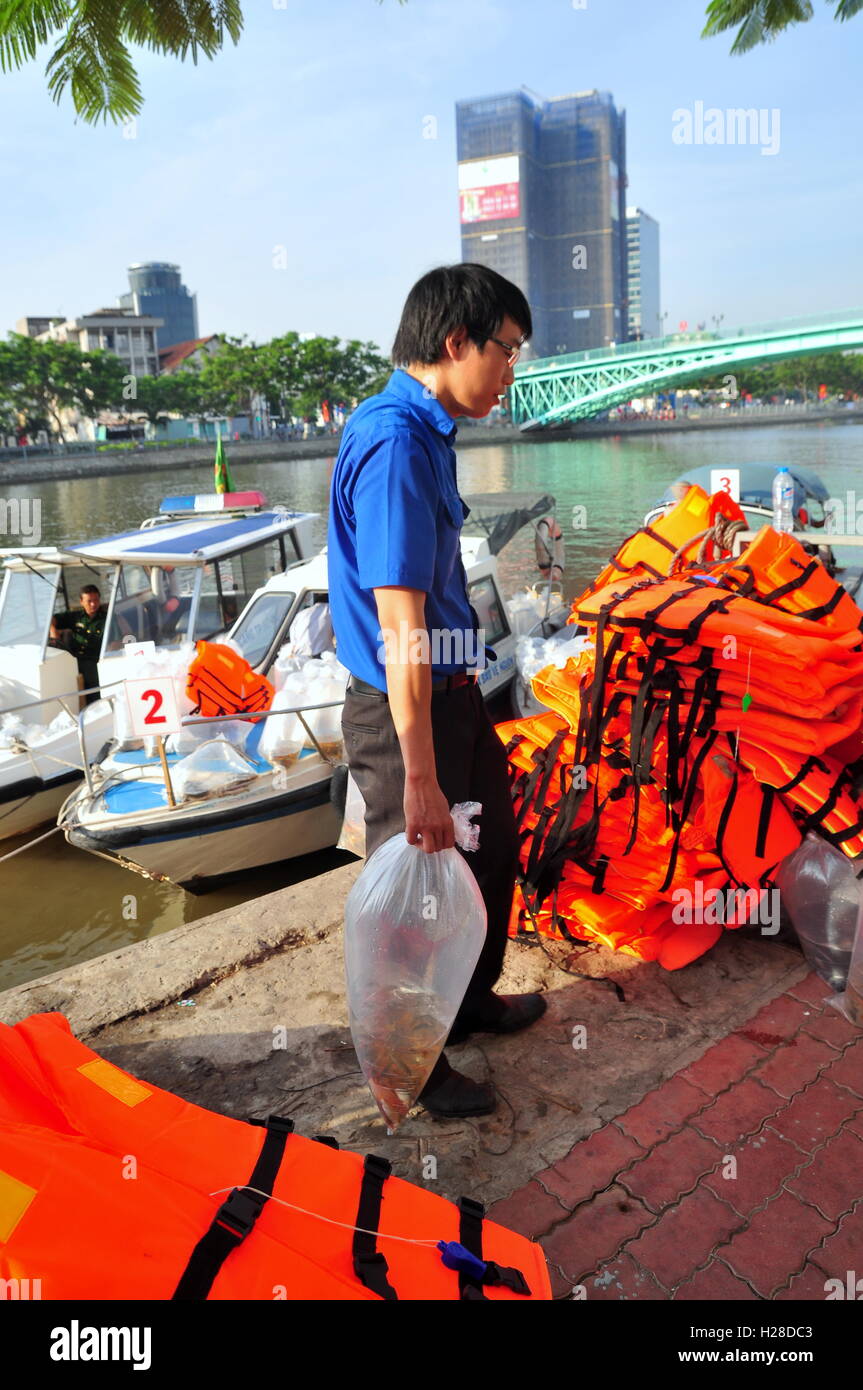 La città di Ho Chi Minh, Vietnam - Aprile 24, 2015: pesci sono conservati in sacchetti di plastica preparando per essere rilasciato nel fiume Saigon in Foto Stock