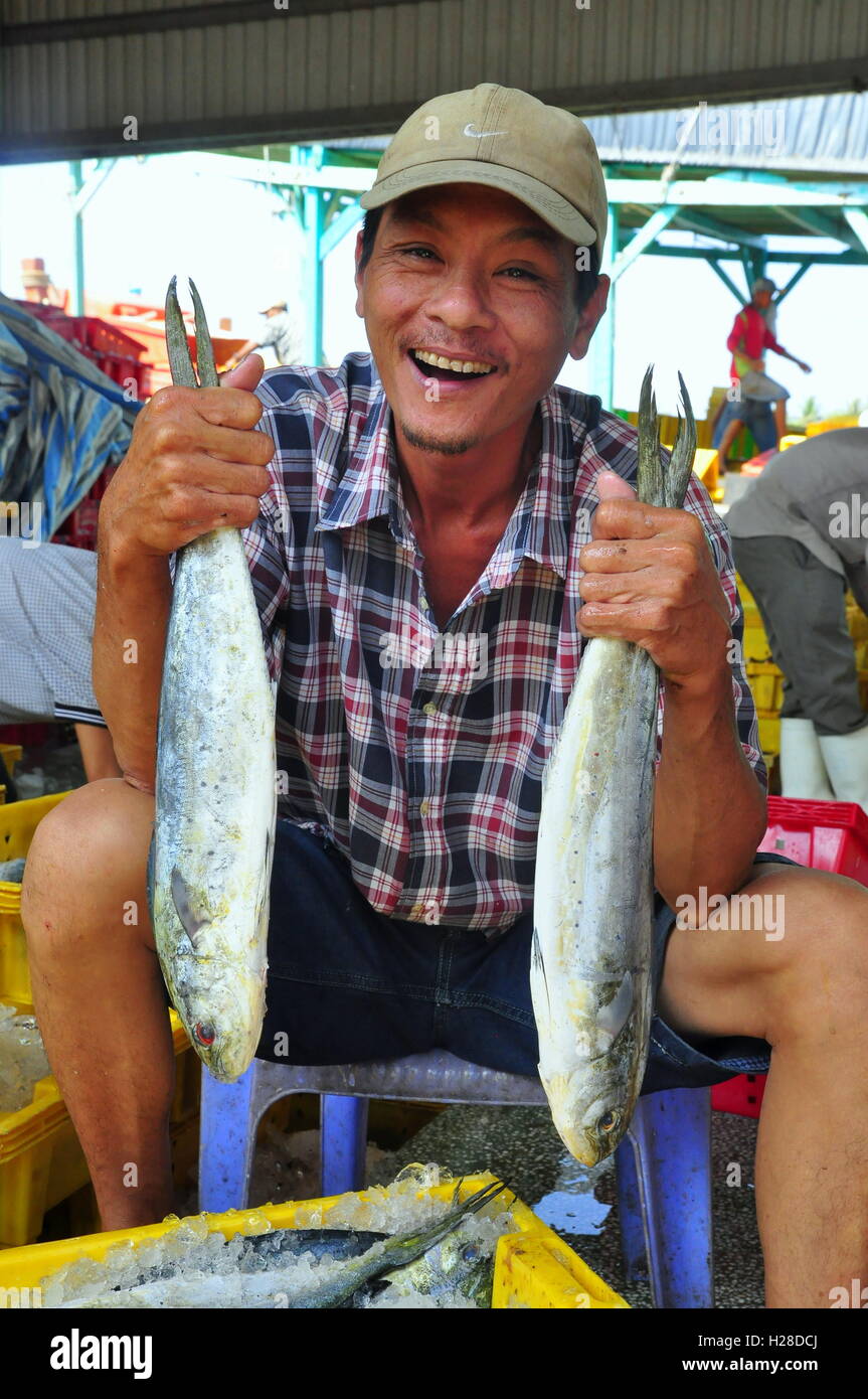 Kien Giang, Vietnam - Marzo 13, 2014: un pescatore è felice con la sua pesci ad un pesce locale mercato in Kien Giang provincia in V Foto Stock