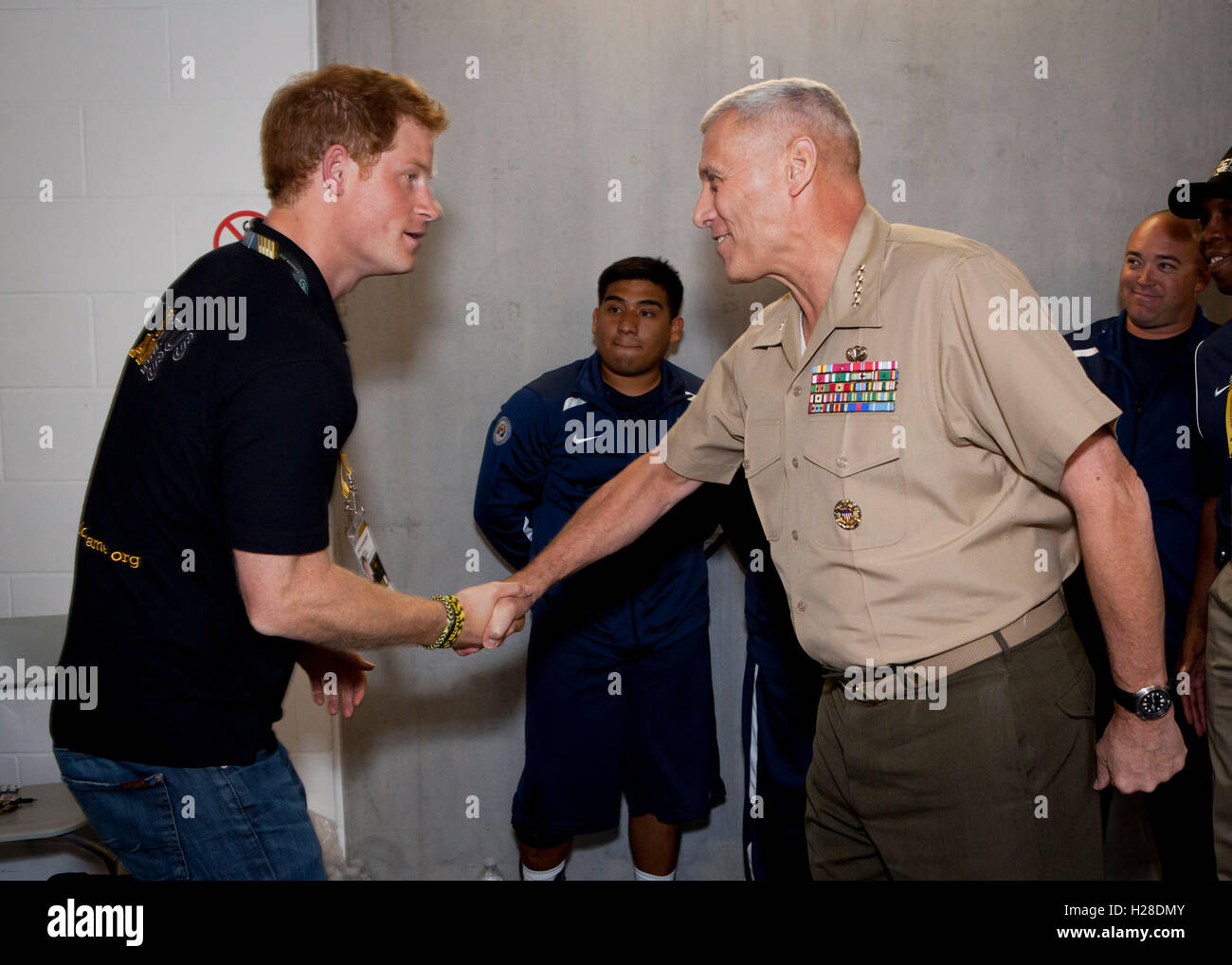 Stati Uniti Marine Corps Assistant Commandant gen. John M. Paxton, Jr. saluta il principe Henry del Galles durante il 2014 Invictus Giochi 14 Settembre 2014 a Londra, Inghilterra. Foto Stock Stati Uniti Marine Corps Assistant Commandant gen. John M. Paxton, Jr. saluta il principe Henry del Galles durante il 2014 Invictus Giochi 14 Settembre 2014 a Londra, Inghilterra. Foto Stock