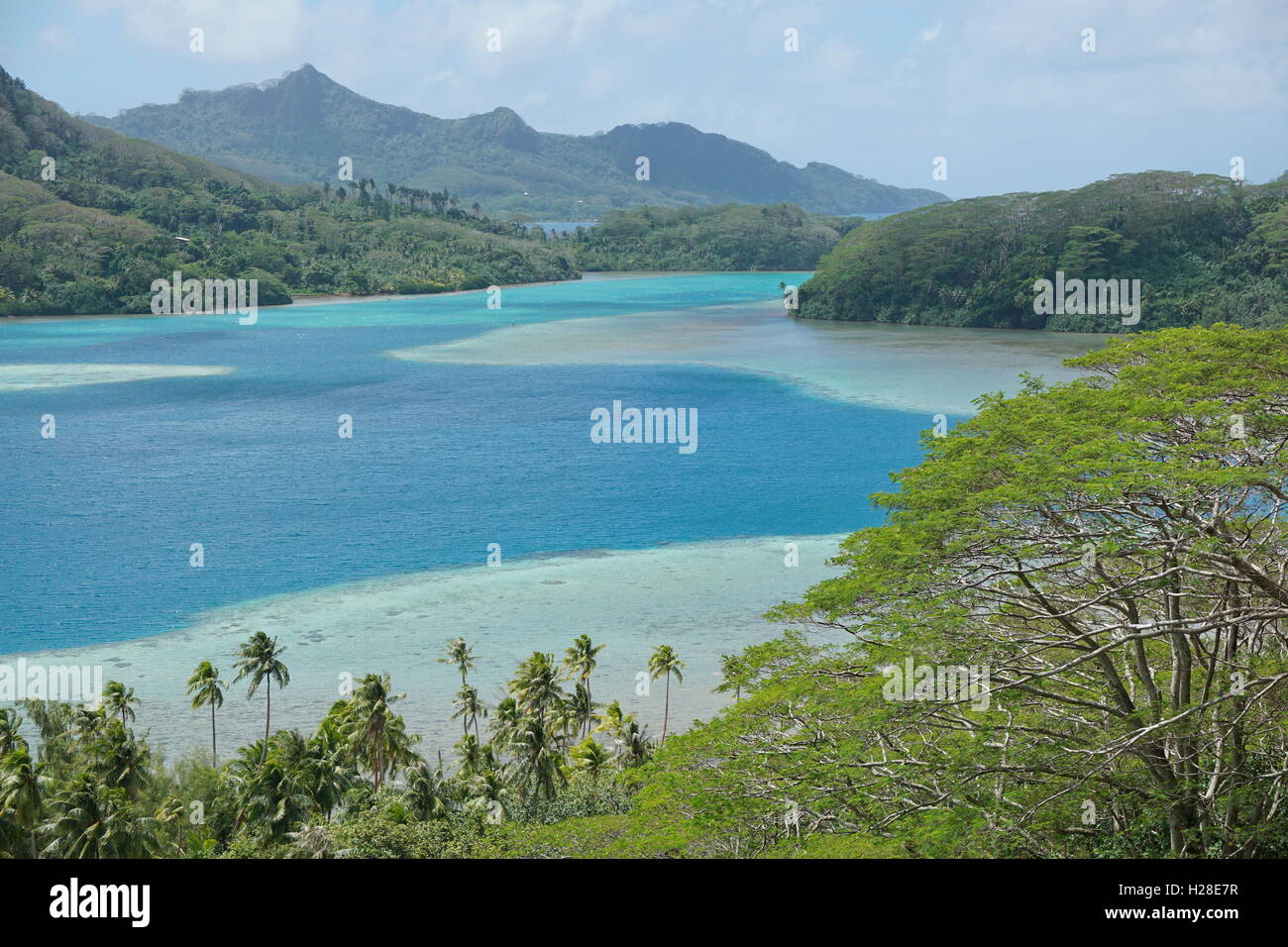 Huahine isola il paesaggio con le acque blu della baia di Bourayne, oceano pacifico del sud, Polinesia Francese Foto Stock