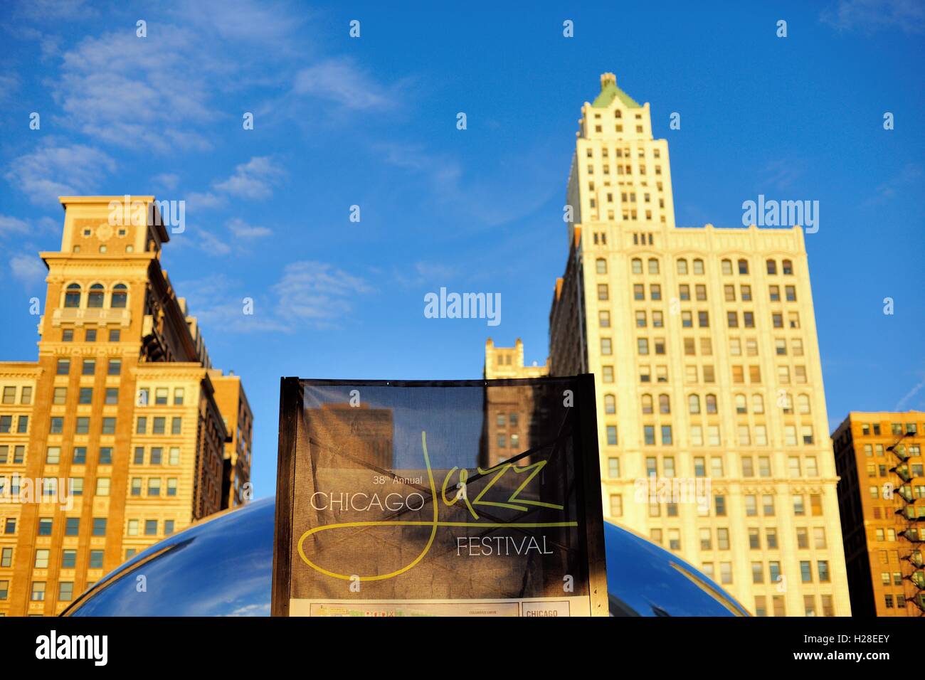 Un segno che annunciano la Chicago annuale Jazz Festival che attira grandi folle ogni anno per il Millennium Park. Chicago, Illinois, Stati Uniti d'America. Foto Stock