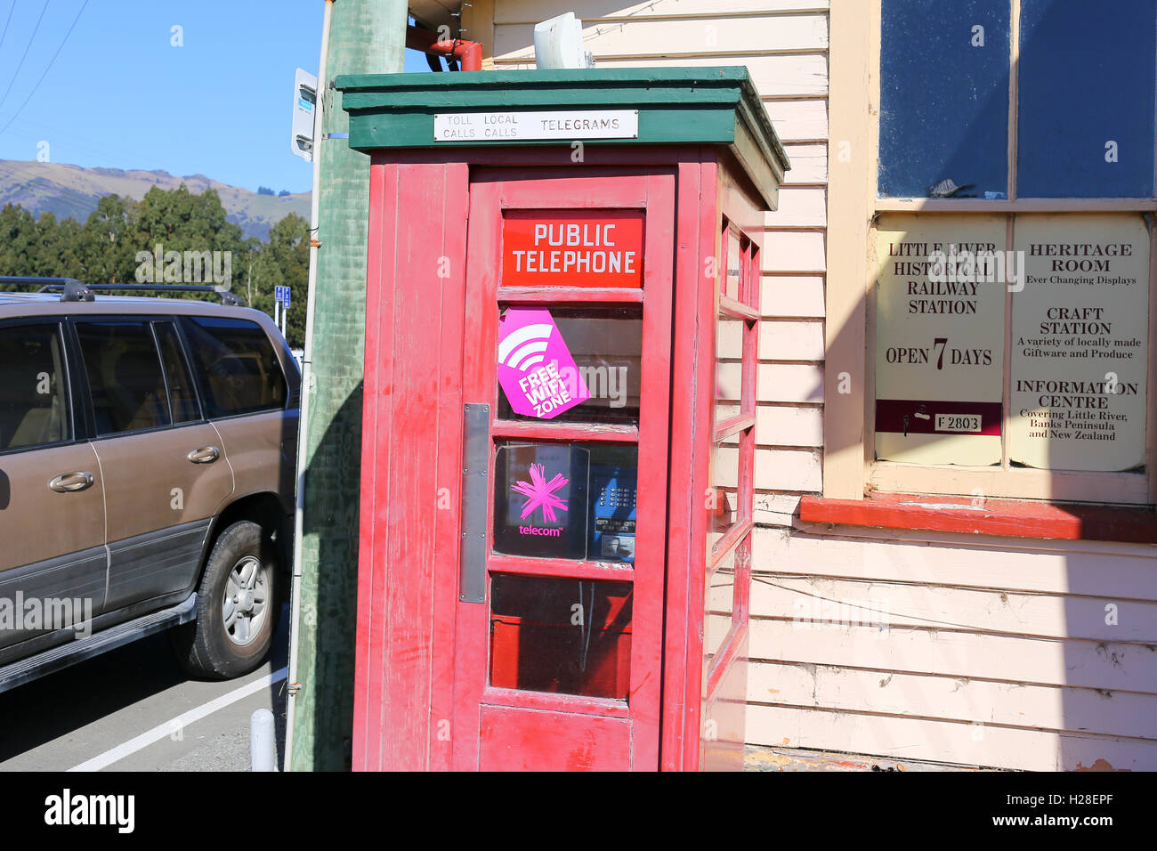 Il vecchio incontra il nuovo. Un patrimonio di telefono con casella di una etichetta annunciandolo come una zona con accesso Wi-Fi gratuito. Foto Stock