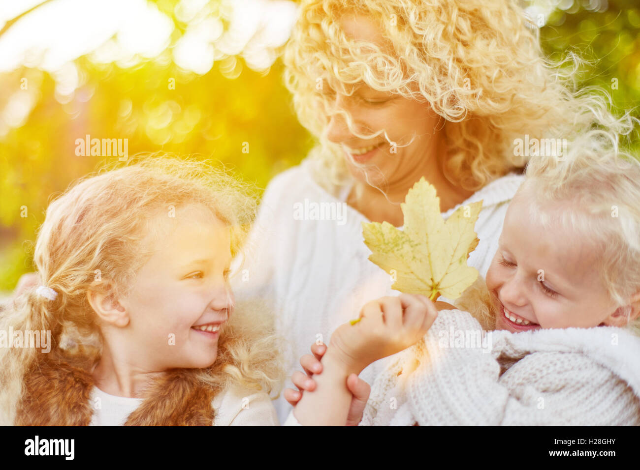 Famiglia divertendosi in autunno in natura con la madre e i bambini Foto Stock