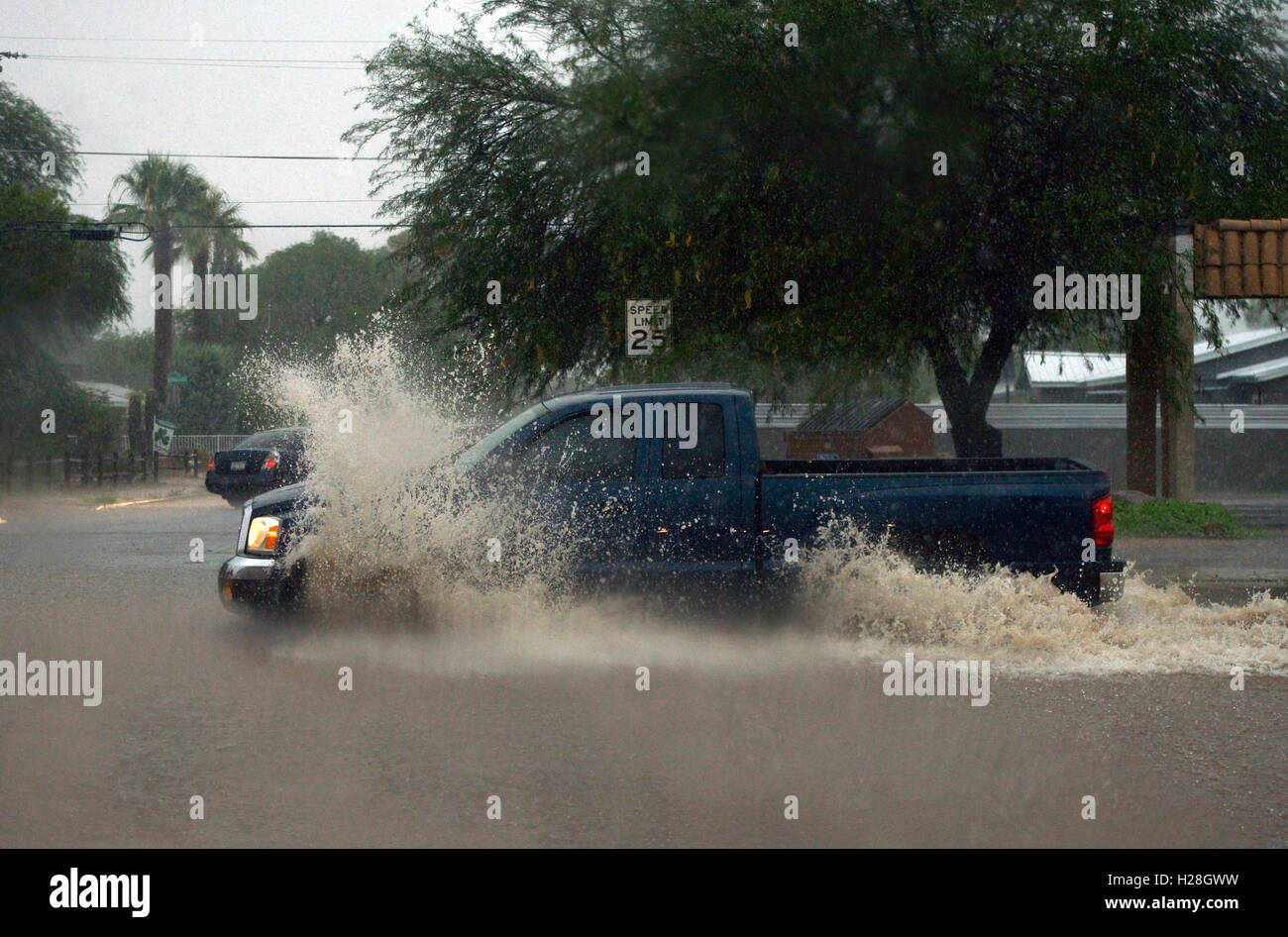 Camion fanno la loro strada attraverso strade allagate durante una tempesta di monsone, Deserto Sonoran, Tucson, Arizona, Stati Uniti. Foto Stock