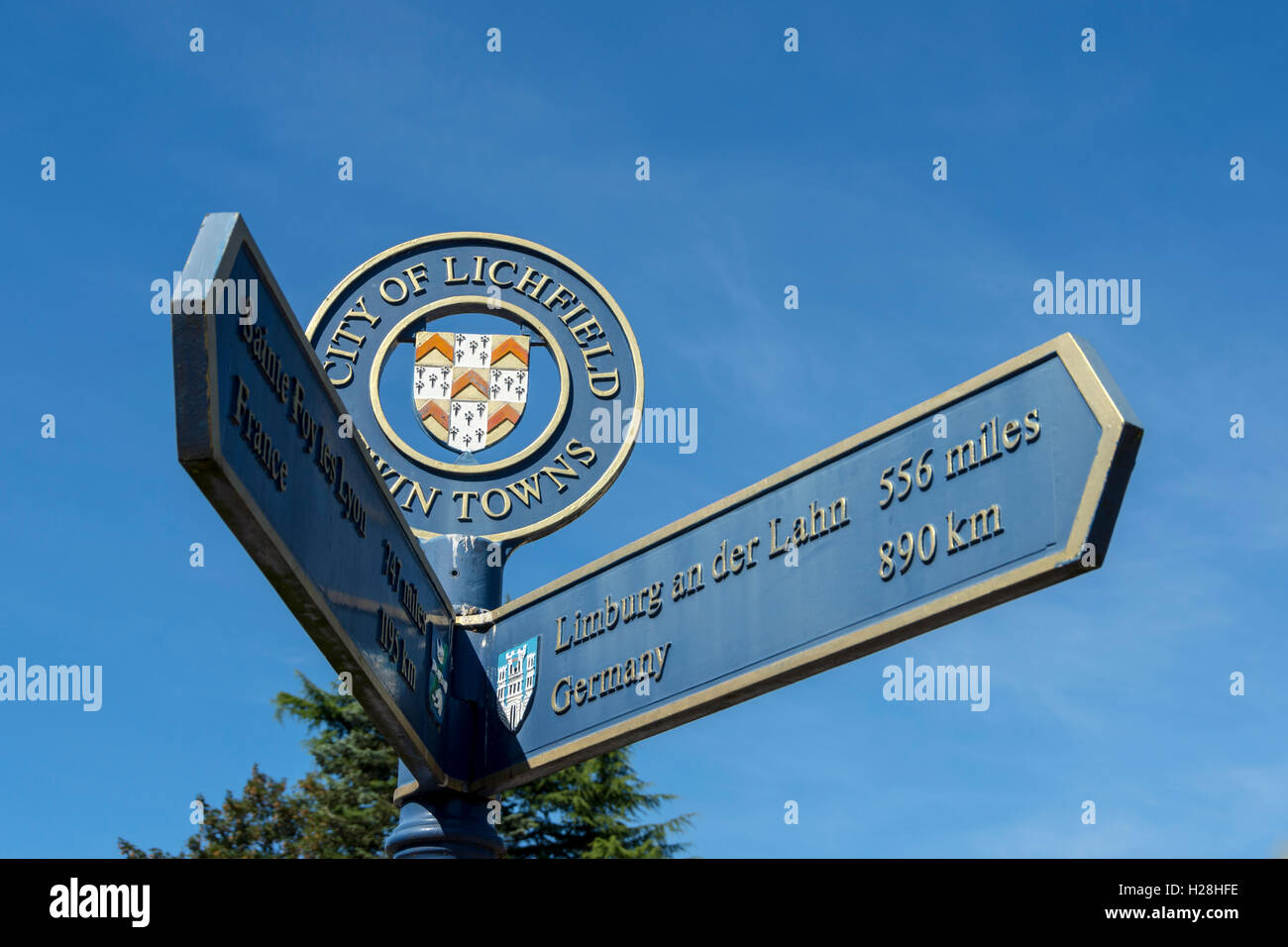 Cartello che puntano a Lichfield's Twin Towns, St John Street, Lichfield, Staffordshire, England, Regno Unito Foto Stock