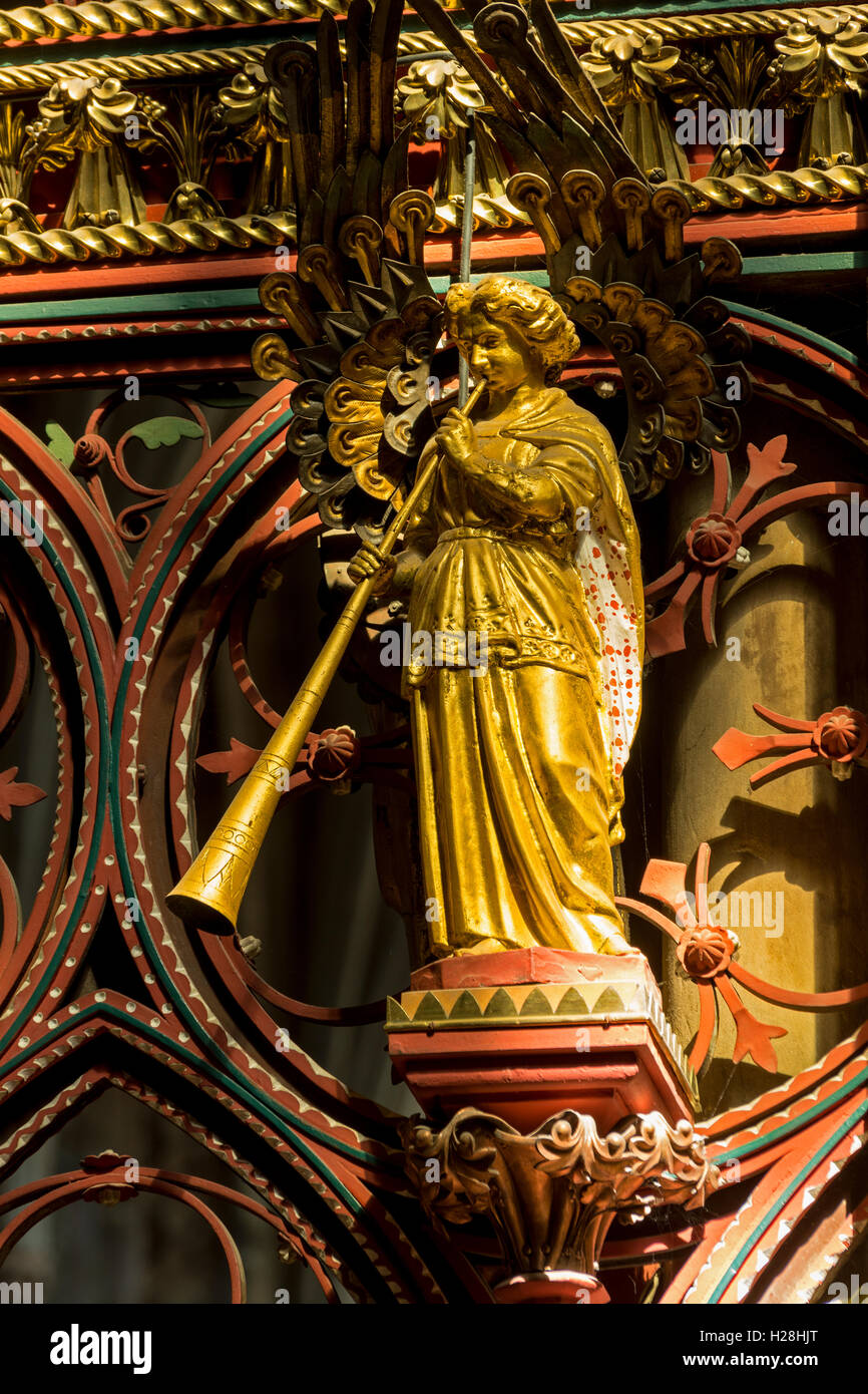 Angelo suonare uno strumento musicale. Sulla schermata di grattacieli Skidmore, Lichfield Cathedral, Lichfield, Staffordshire, England, Regno Unito Foto Stock