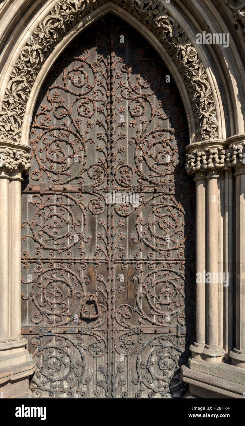La porta meridionale del fronte ovest di Lichfield Cathedral, Lichfield, Staffordshire, England, Regno Unito Foto Stock