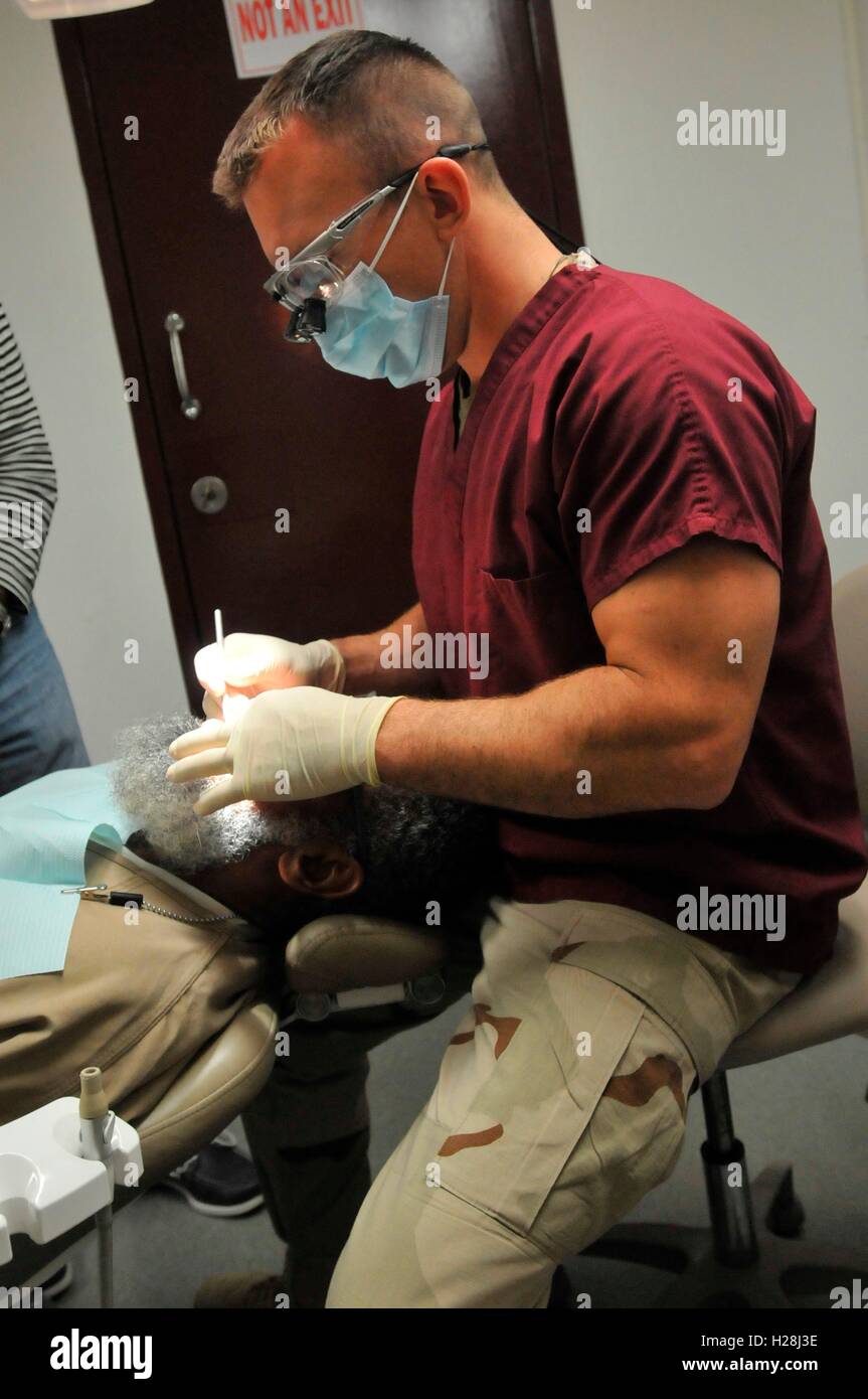 A dental officer pulisce i denti di un detenuto presso il dipartimento di scienze mediche di Camp Sei alla Joint Task Force Guantanamo 29 dicembre 2010 nella Baia di Guantánamo, a Cuba. Foto Stock