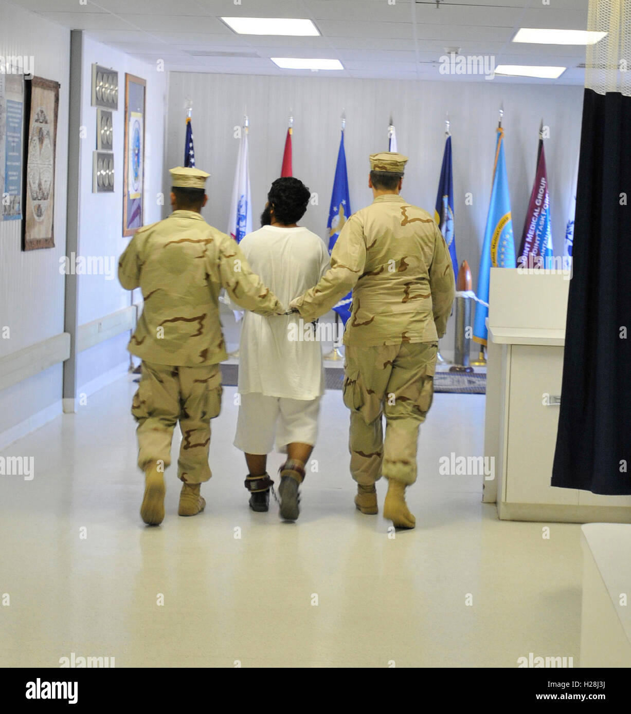 Un detenuto dalla guerra al terrore è accompagnato al centro medico per la cura del paziente all'interno del Camp Sei alla Joint Task Force Guantanamo Ottobre 28, 2010 nella Baia di Guantánamo, a Cuba. Foto Stock