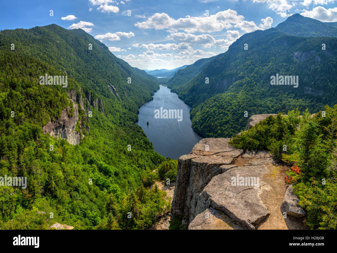 Una magnifica vista di Ausable inferiore lago dalla Indian Head belvedere nelle alte cime regione delle Montagne Adirondack di NY Foto Stock