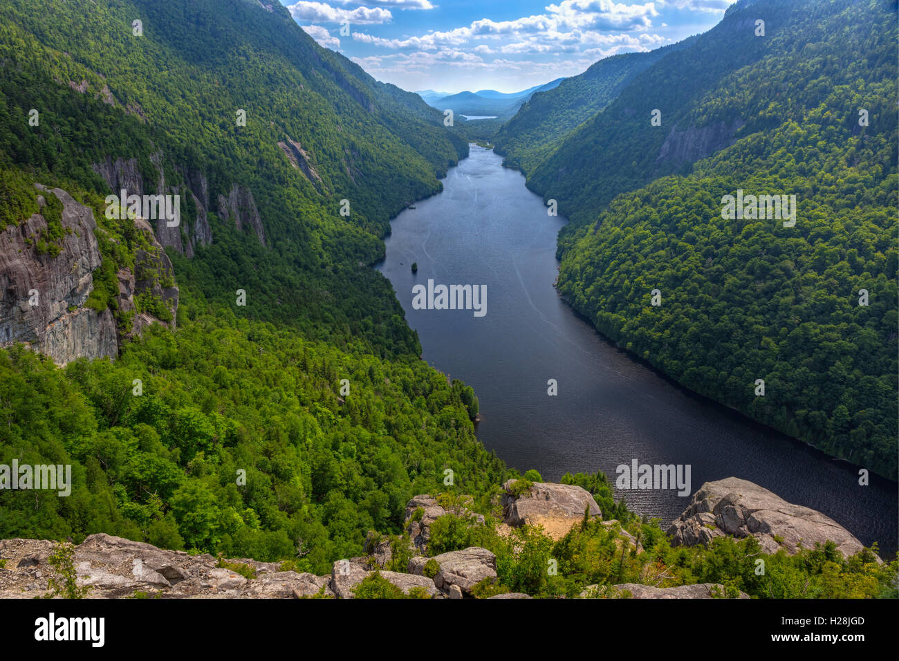 Una magnifica vista di Ausable inferiore lago dalla Indian Head belvedere nelle alte cime regione delle Montagne Adirondack di NY Foto Stock