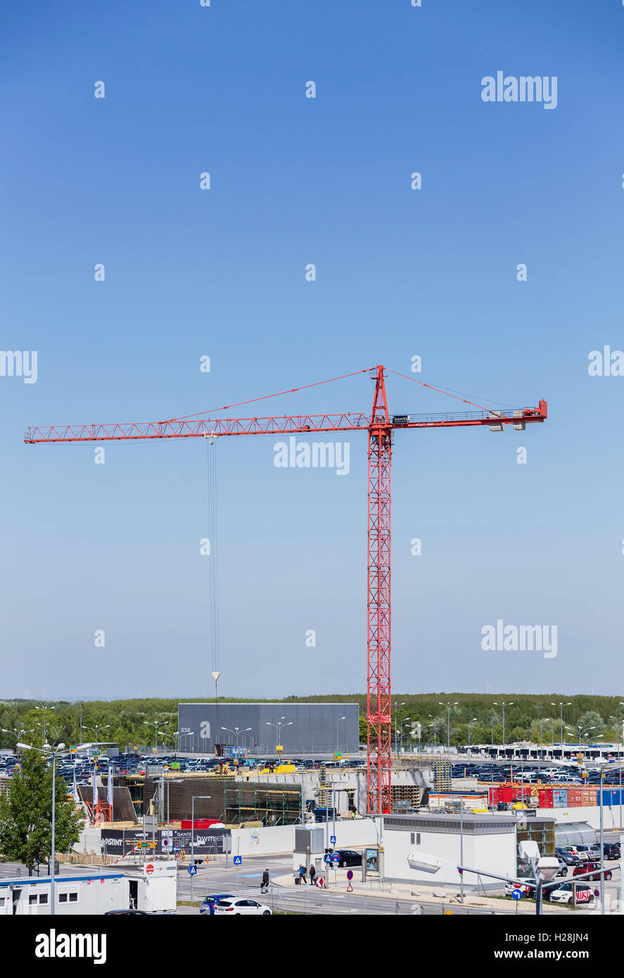 Gru da cantiere all'Aeroporto Internazionale di Vienna. Foto Stock