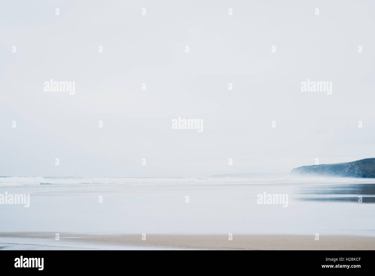 La nebbia e sea spray di laminazione per il Watergate Bay, Newquay Cornwall Foto Stock