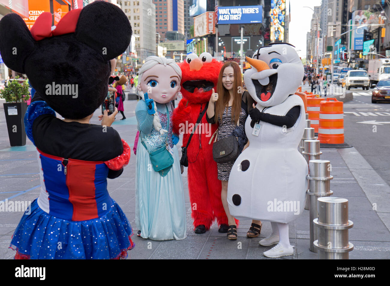 Cartoon & personaggi dei fumetti sollecitare i turisti in Times Square a New York a posare per le foto in cambio di una punta. Foto Stock