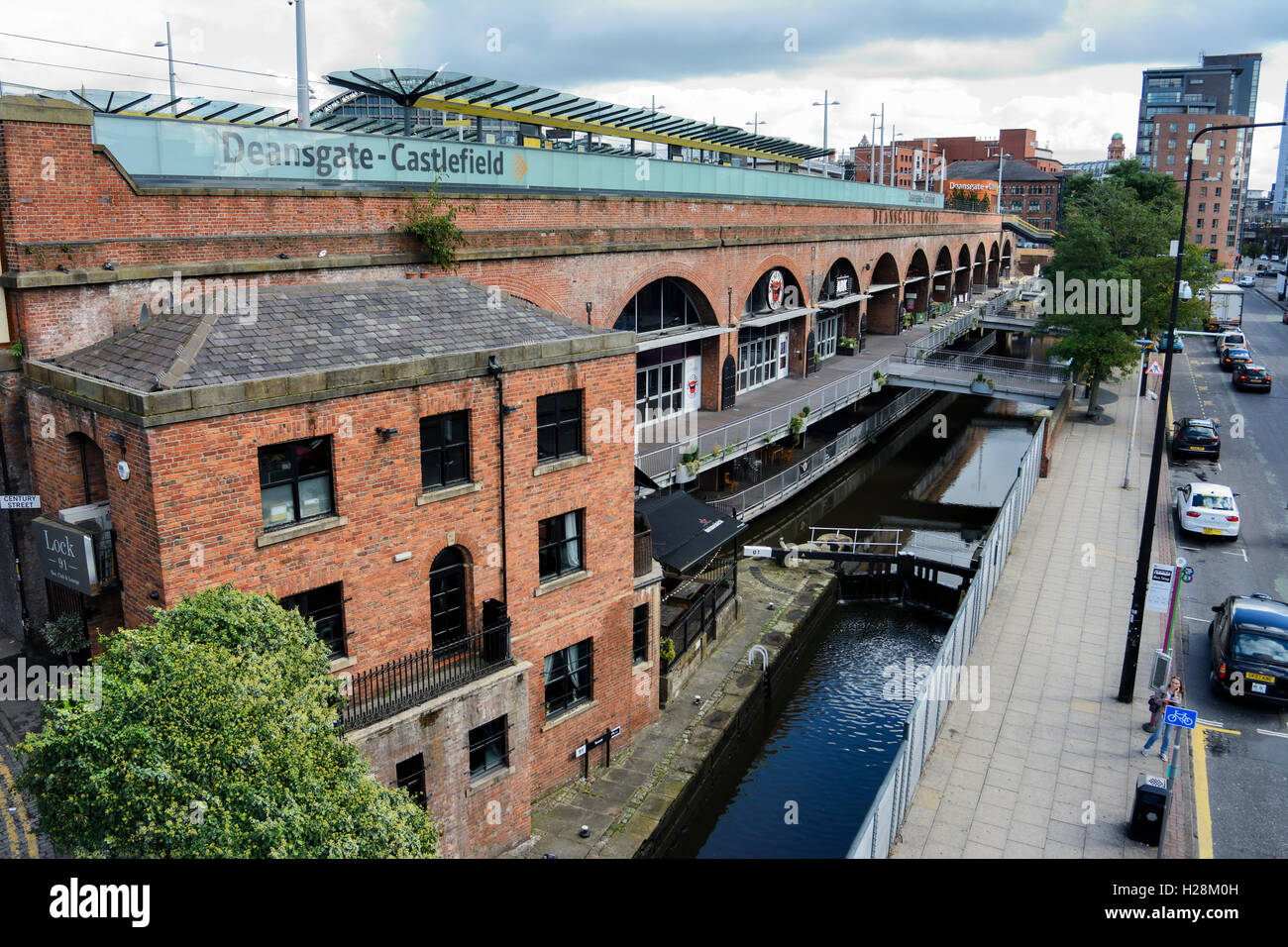 Rochdale canal passando attraverso Deansgate Locks nel centro della città di Manchester. Foto Stock