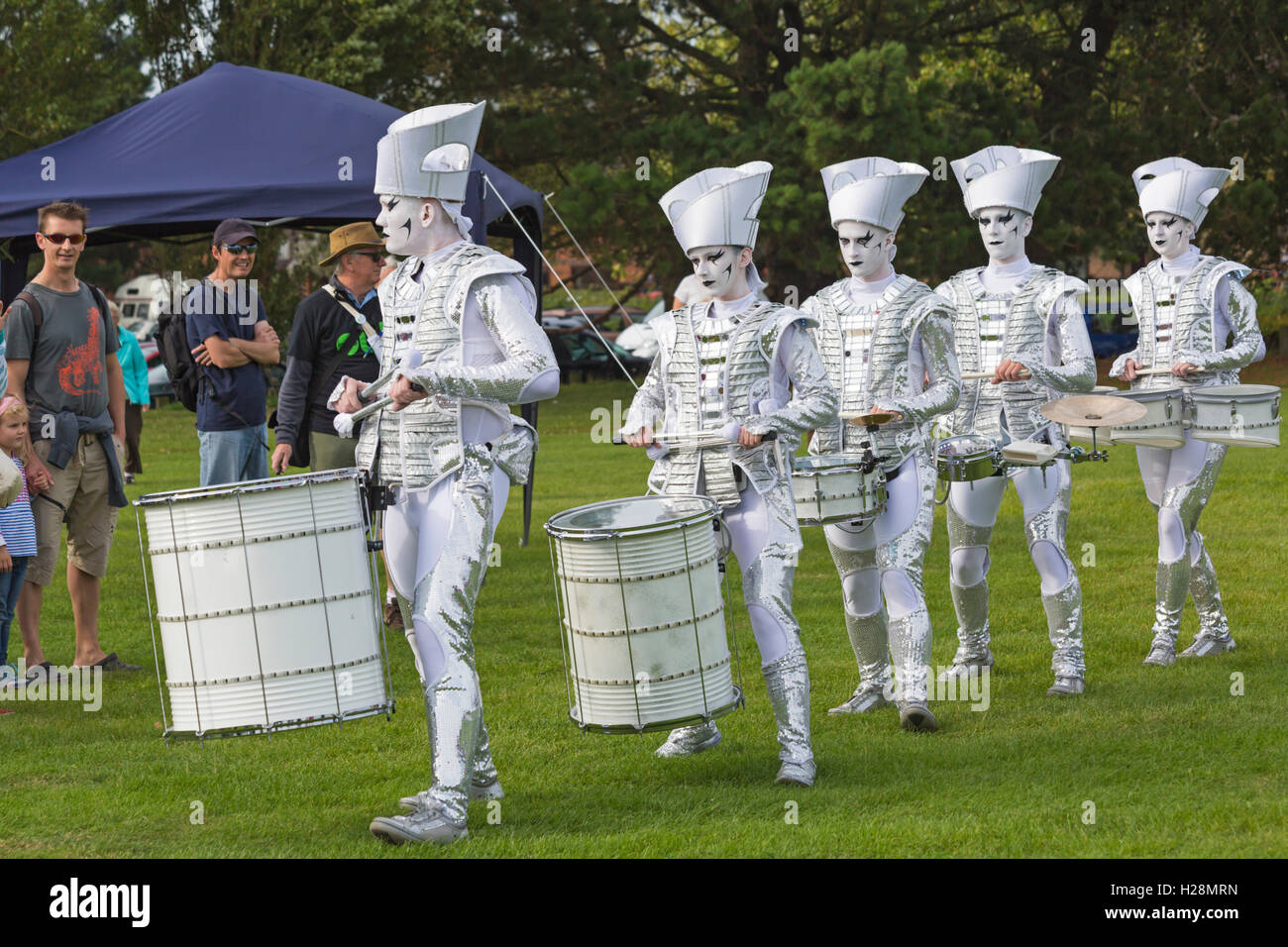 Worldbeaters presenta a scintilla in aria, parte di Inside Out progetto, a Harbourside, Baiter Park, Poole Regno Unito nel mese di settembre - i percussionisti suonando la batteria Foto Stock