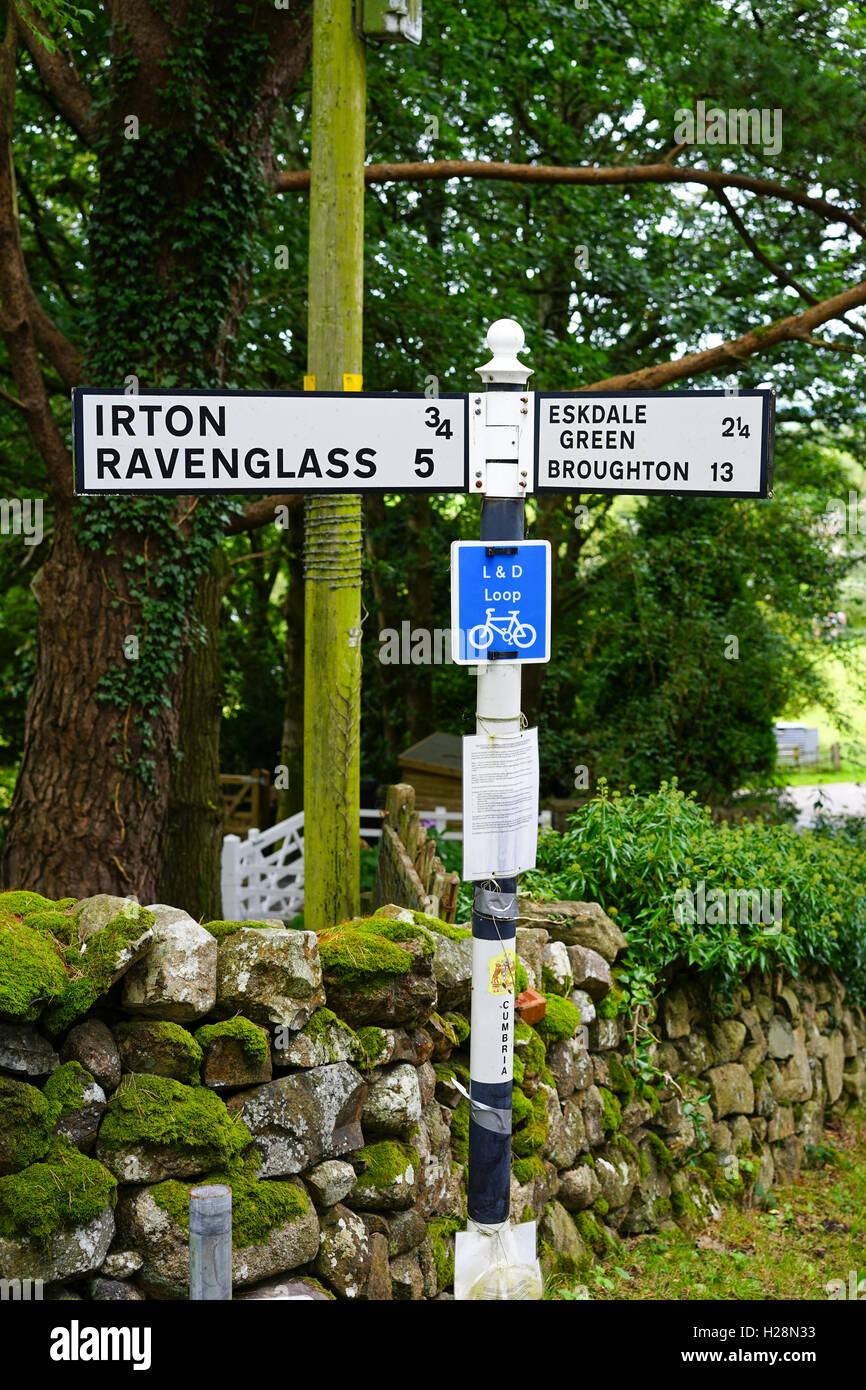 Direzione segno posto a Santon Bridge, Cumbria, Inghilterra, Regno Unito. Foto Stock