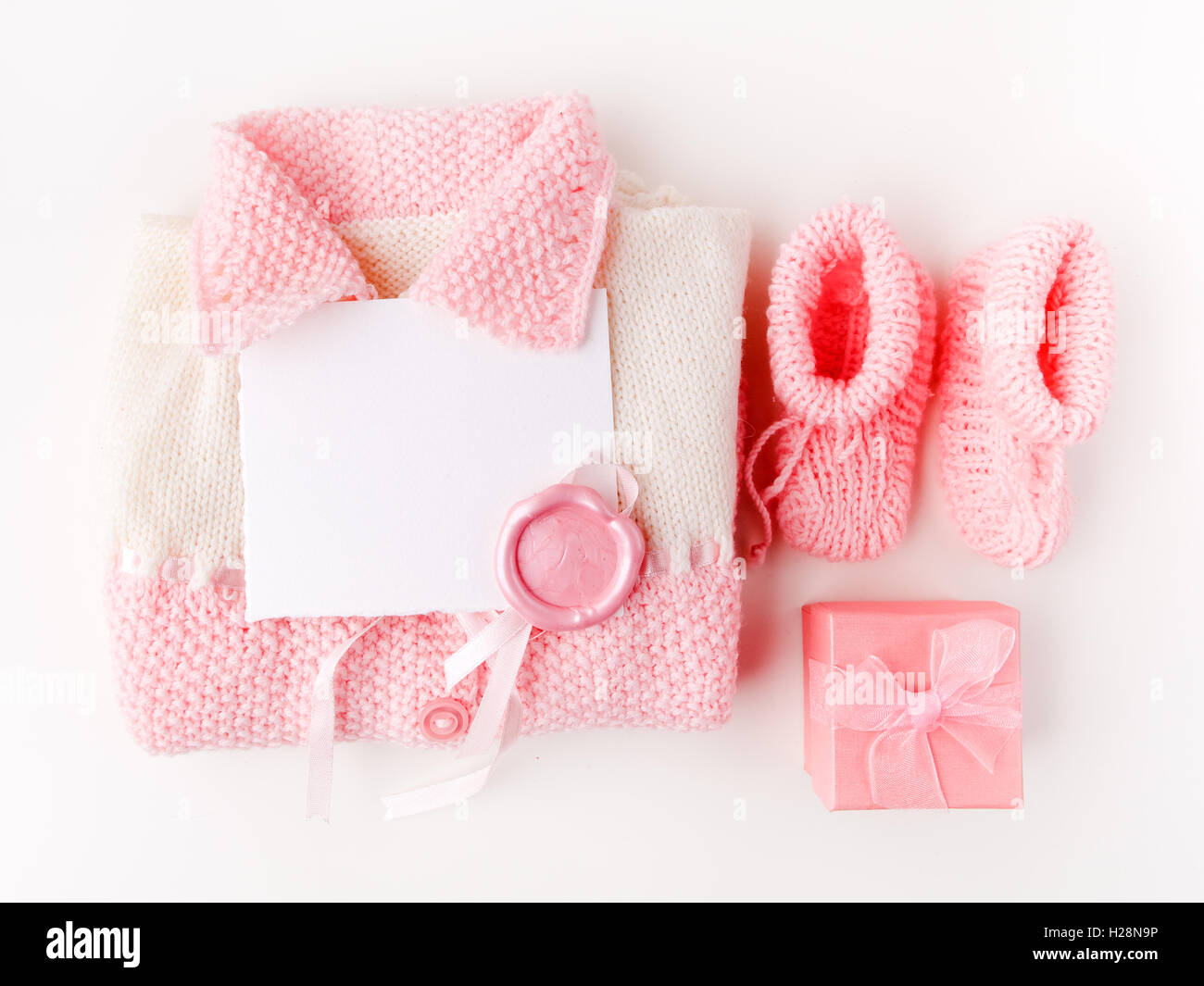 Calze e il panno-pantaloni per bambino neonato su sfondo bianco. Abbigliamento bambini concetto. Piatto, laici vista superiore Foto Stock