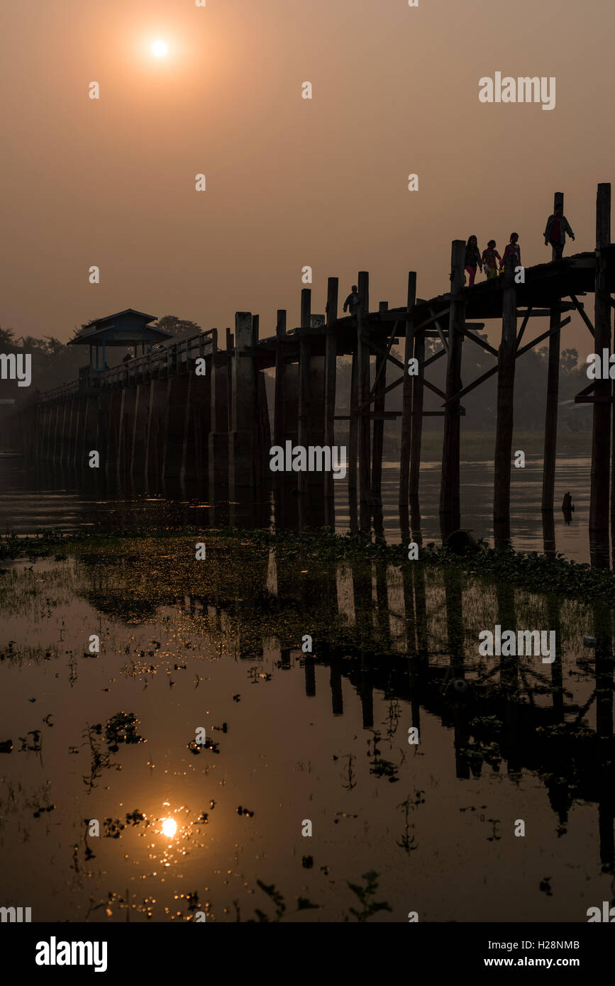 Una vista della U Bein Bridge a sunrise in Amarapura, vicino a Mandalay, Myanmar Foto Stock