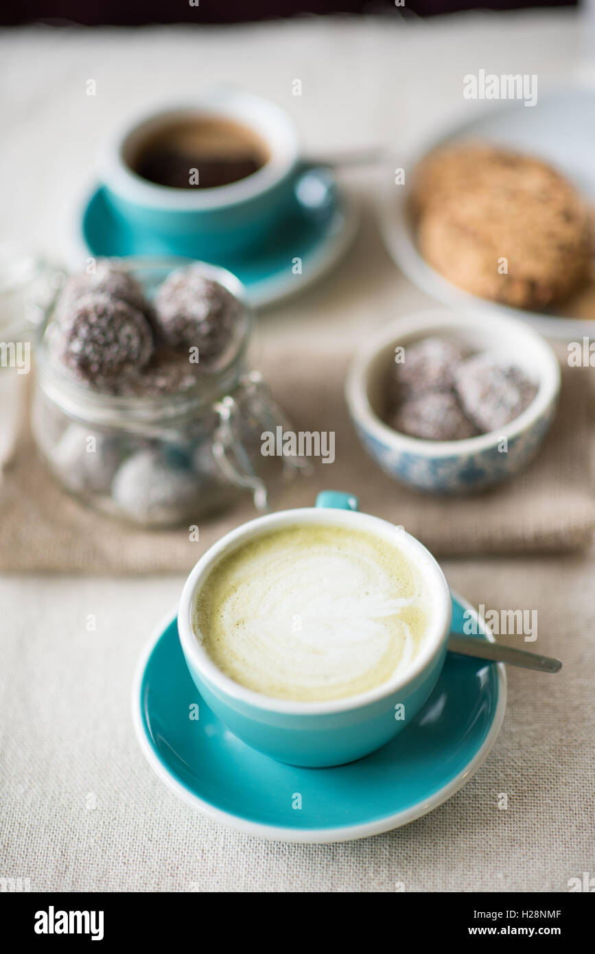 Verde di erbe tè con biscotti in background Foto Stock