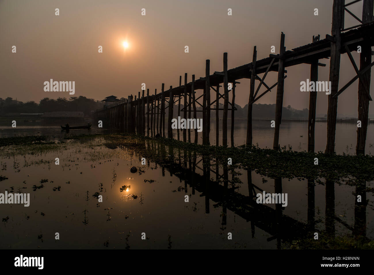 Una vista della U Bein Bridge a sunrise in Amarapura, vicino a Mandalay, Myanmar Foto Stock