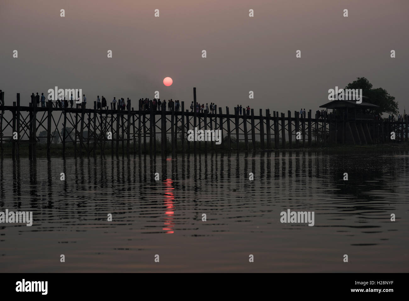 Una vista della U Bein Bridge al tramonto in Amarapura, vicino a Mandalay, Myanmar. Foto Stock