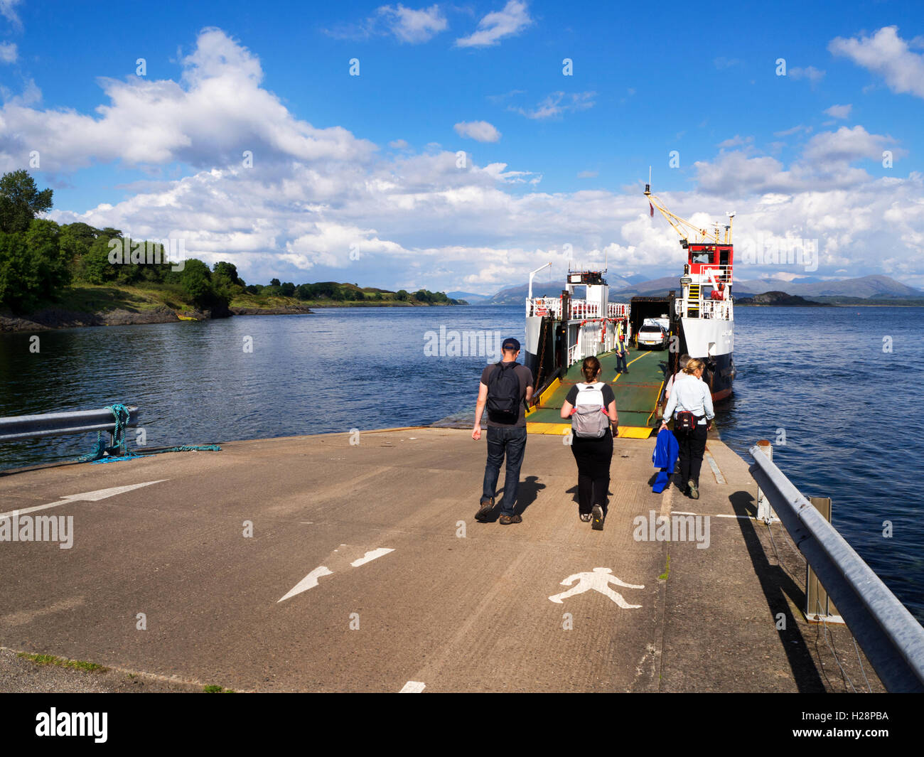 Piedi ai passeggeri di salire a bordo del traghetto per Oban alla Achnacroish isola di Lismore Argyll and Bute Scozia Scotland Foto Stock