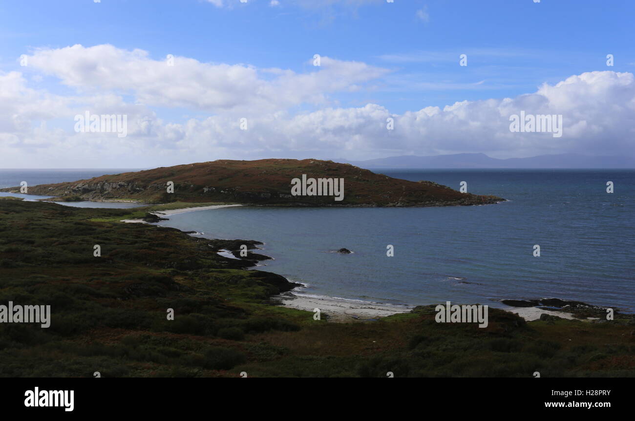 Vista in elevazione del Queen's Beach (bagh na doirlinne) e eilean garbh (l'isola ruvida) Isle of Gigha Scozia settembre 2016 Foto Stock