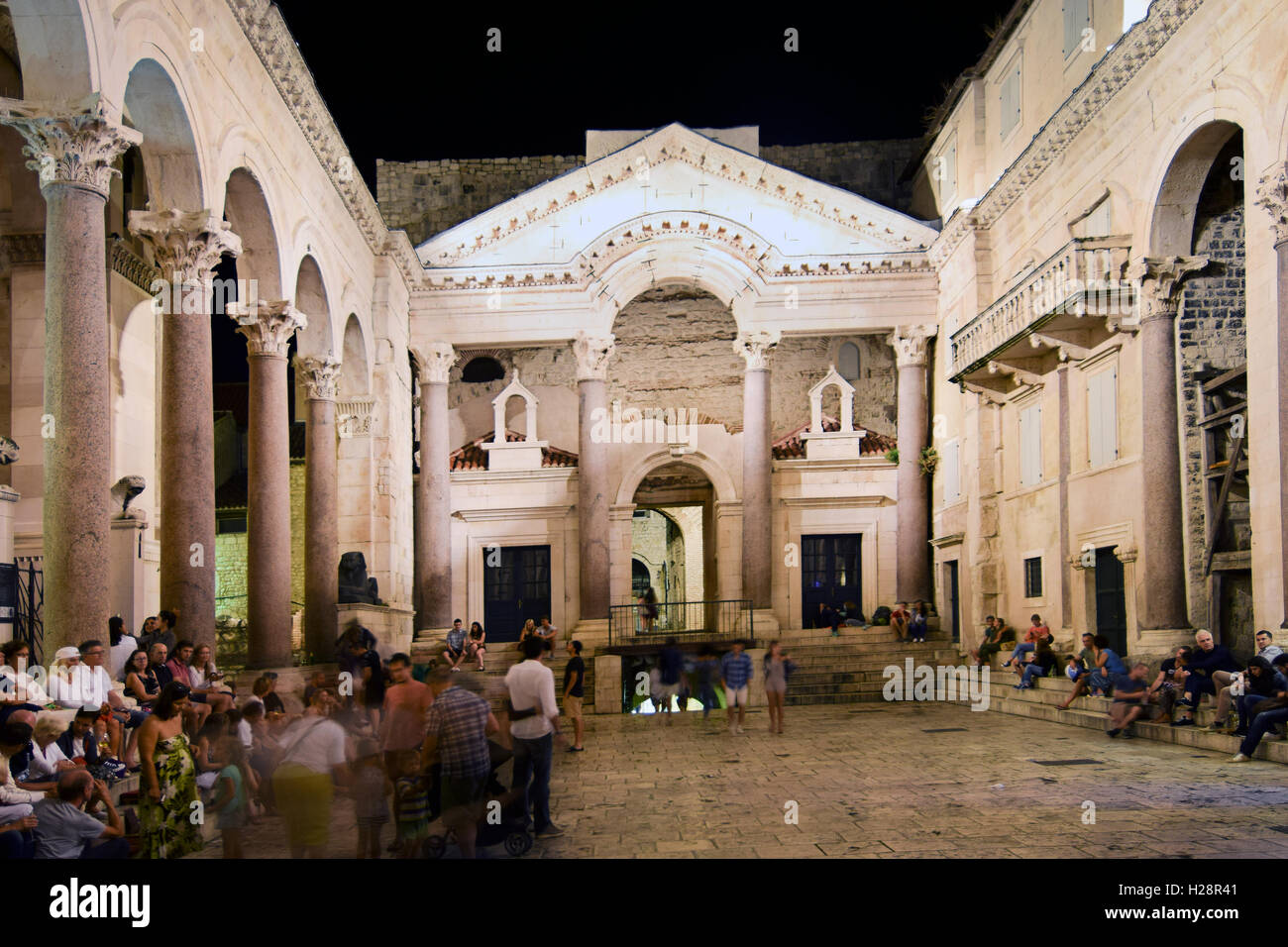 Vista notturna di peristilio piazza nel palazzo di Diocleziano che è la principale attrazione turistica di Split, Foto Stock