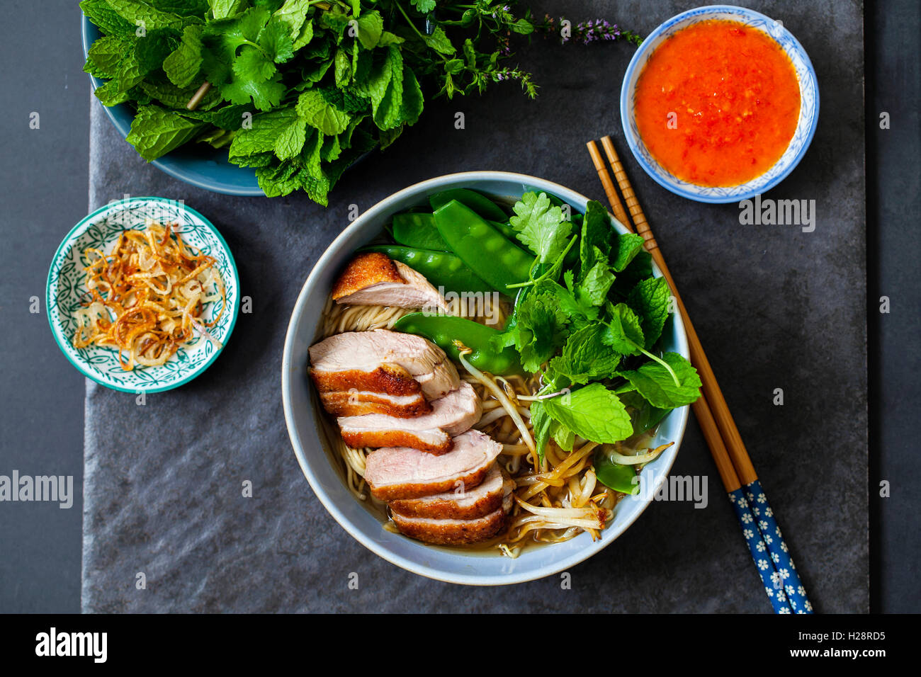 Pho vietnamita con anatra con croccante di pelle, i germogli di soia e uova, peperoncino Salsa di pomodoro e le erbe aromatiche Foto Stock